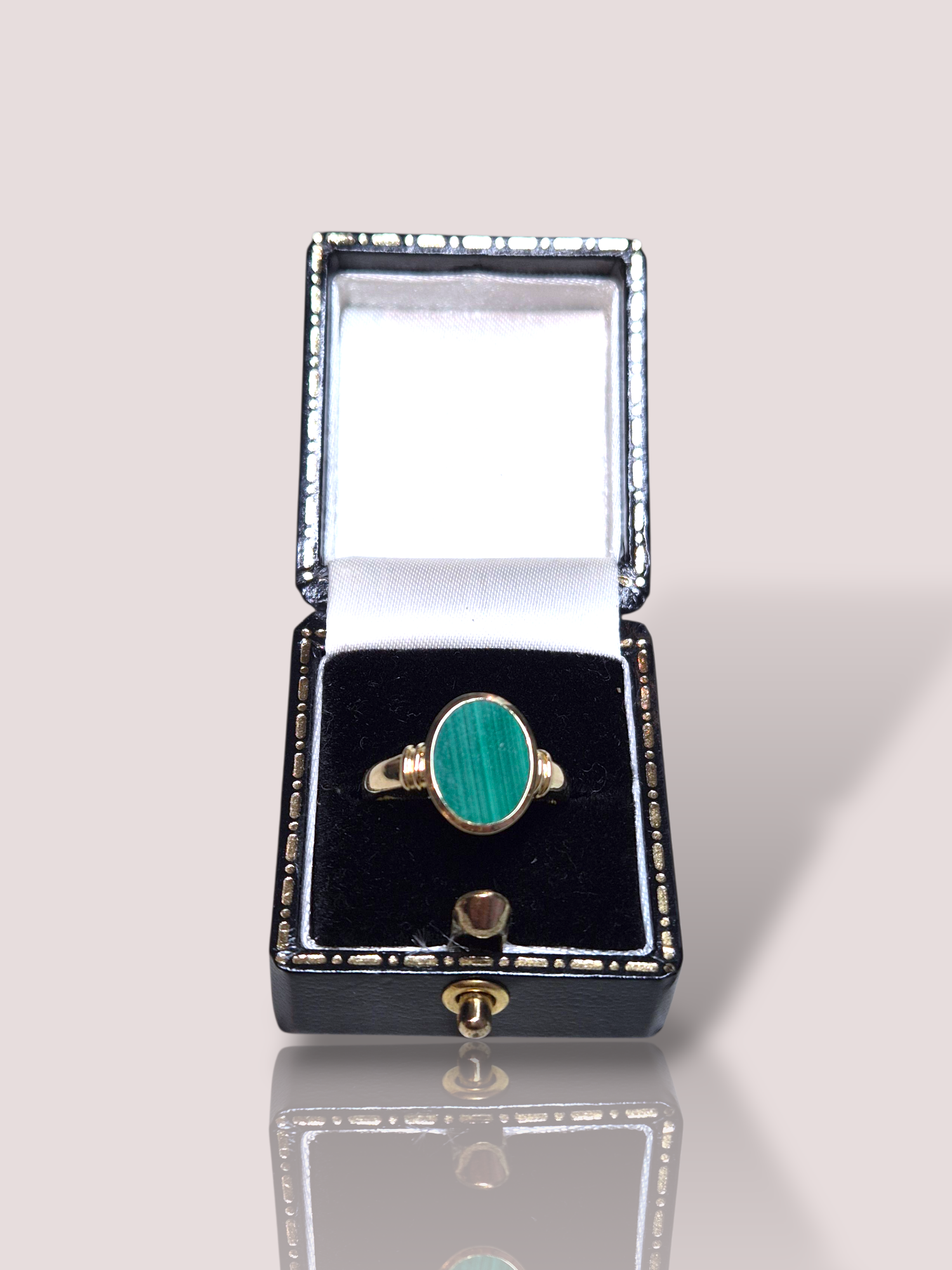 De Malachiet zegelring is een prachtige ring, met een opvallende malachiet steen. Deze stijlvolle zegelring valt onder de categorie sieraden en is een ideaal accessoire voor zowel formele als casual gelegenheden. Draag deze ring om uw ring- of pinkvinger voor een elegante uitstraling. Perfect voor iedereen die houdt van unieke en opvallende sieraden.