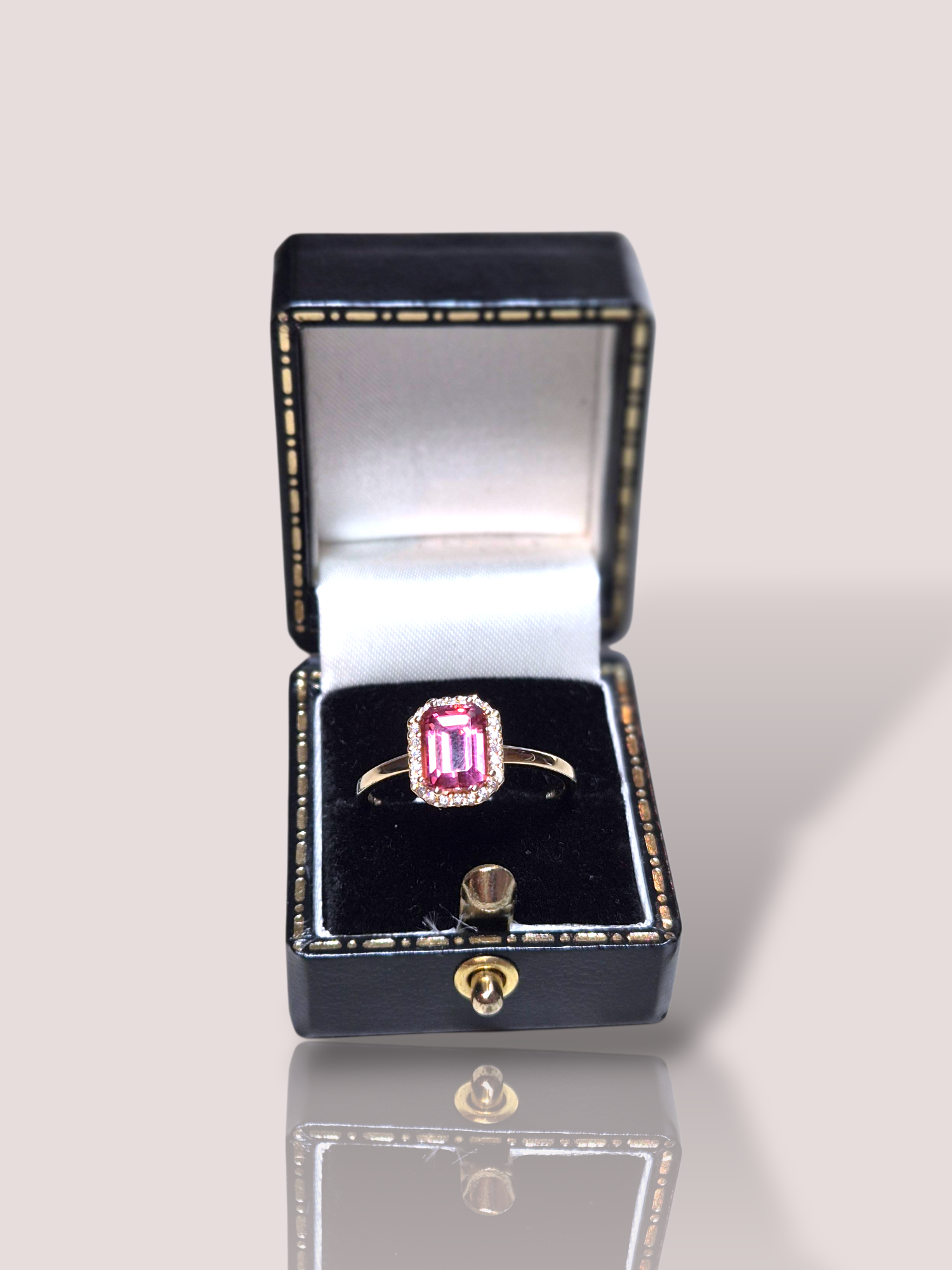 De House of Bruens 14k geelgouden ring is een verfijnd juweel met een briljantgeslepen toermalijn en SI1-diamanten. De ringmaat is 58 en de toermalijn heeft een gewicht van 0.10 karaat. Dit nieuwe sieraad in roze kleur is perfect te combineren met een elegante avondjurk of chique outfit.