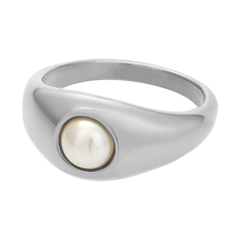 De iXXXi Fame ring Orla is een brede single ring gemaakt van stainless steel. De ring heeft het design van een zegelring met daarin een opvallende parel.