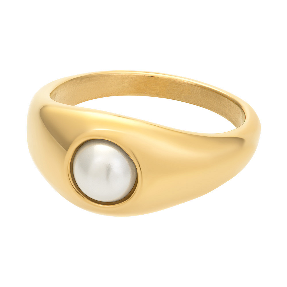 De iXXXi Fame ring Orla is een brede single ring gemaakt van stainless steel. De ring heeft het design van een zegelring met daarin een opvallende parel.