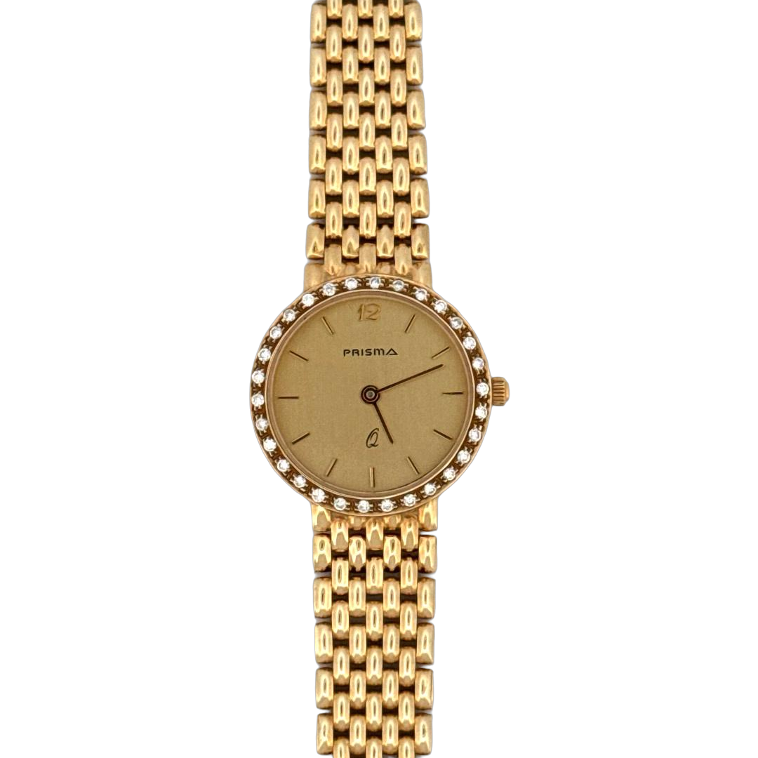 De Prisma Horloge 14krt goud met Zirkonia, biedt luxe met zijn goudkleurige design, analoge weergave en Milanese mesh band van echt goud. De 24,5 mm ronde kast is versierd met zirkonia, zonder datumfunctie. Draag dit elegante horloge voor formele gelegenheden of als verfijnd accessoire voor je dagelijkse outfit.