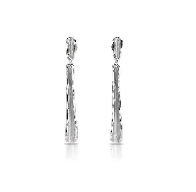 De Mathisse Zilveren Oorbellen modelnummer OR16/793 zijn stijlvolle zilverkleurige stekers, gemaakt van 925 sterling zilver. Ideaal voor dagelijks gebruik of speciale gelegenheden. Draag ze met zowel casual als formele outfits voor een verfijnde look. Perfect om uw stijl subtiel te accentueren.