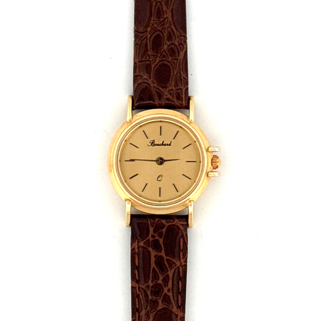 De Bouchard Horloge 14krt Geelgoud 11215 7020 is een luxe polshorloge met een 22 mm gouden kast en een bruine leren band. Het beschikt over een Zwitserse quartz-beweging, saffierglas en een analoge wijzerplaat met goudkleurige strepen. Draag deze stijlvolle horloge bij formele of zakelijke gelegenheden voor een verfijnde uitstraling. Ideaal voor een elegante look.