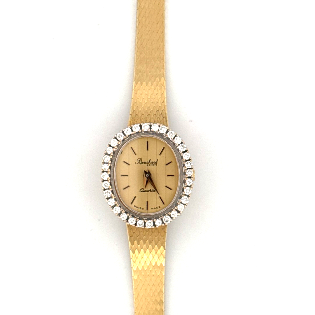 De Bouchard Horloge 14krt geelgoud met briljanten is een luxe damespolshorloge. Kenmerken zijn onder andere een ovaalvormige gouden kast met saffierglas en echte diamanten, een Milanese mesh band van echt goud, en een analoge wijzerplaat met een Zwitsers quartz uurwerk. Perfect voor chique gelegenheden of dagelijks elegantie.