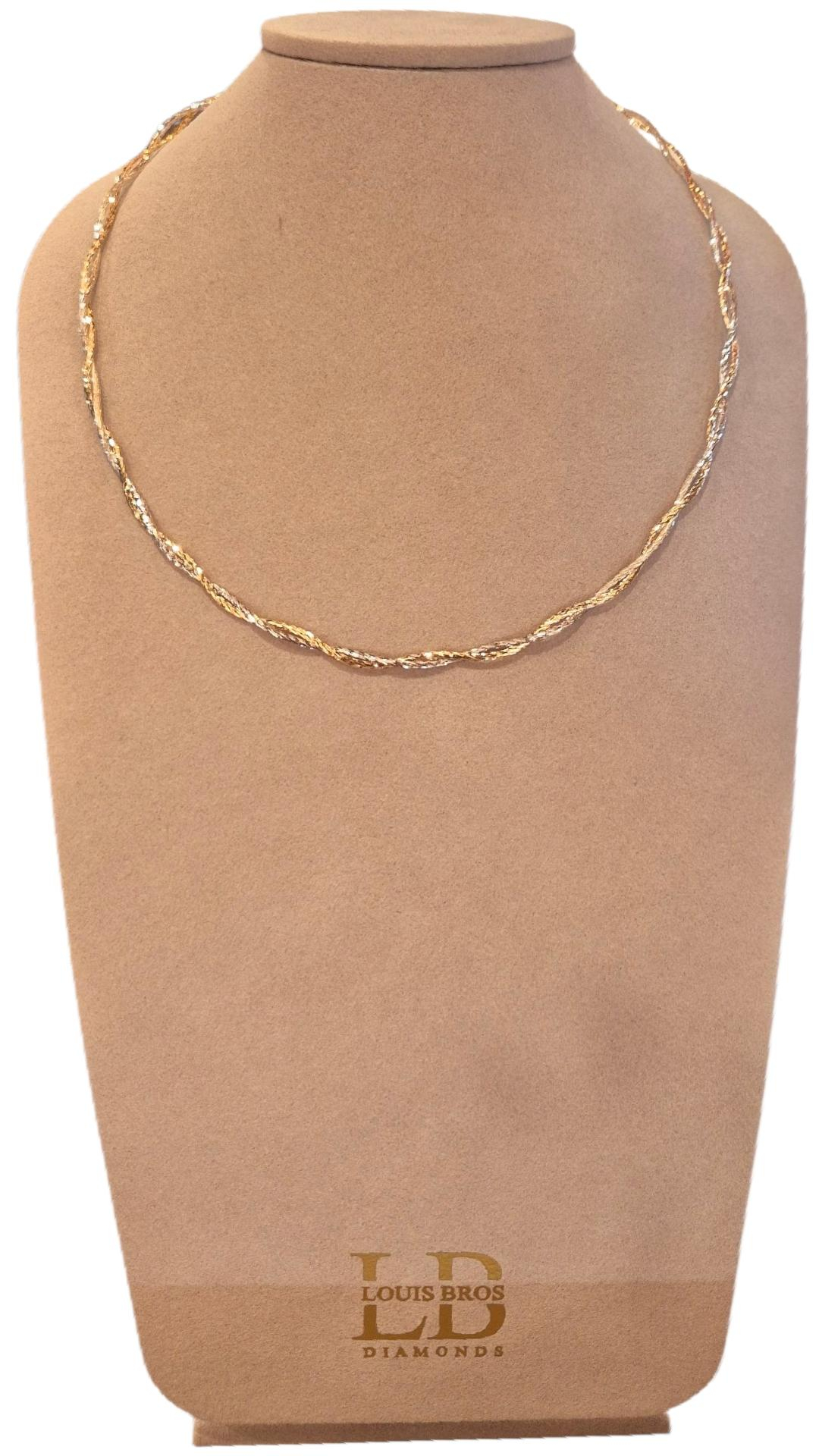 Dit bijzondere omega collier is een waar pronkstuk, vervaardigd uit 14 karaat bicolor goud (8,90 gram). Het collier heeft een uniek en veelzijdig ontwerp, want het is aan beide kanten draagbaar.
De ene zijde is glad en strak afgewerkt voor een klassieke, elegante uitstraling, terwijl de andere zijde juist subtiel bewerkt is voor een verfijnd en speels effect.

De harmonieuze combinatie van geel- en witgoud geeft dit collier een chique en tijdloze uitstraling die moeiteloos bij elke stijl en gelegenheid past. Dankzij het slimme ontwerp draag je in feite twee colliers in één – ideaal voor wie houdt van variatie en stijl.

Of je het nu draagt bij een formele gelegenheid of als stijlvolle eyecatcher bij een alledaagse outfit, dit omega collier is een veelzijdig meesterwerk dat luxe en verfijning perfect samenbrengt.

Specificaties:

Materiaal: 14 karaat geel- en witgoud

Gewicht: 15,58 gram

Type: Omega collier

Ontwerp: Dubbelzijdig draagbaar

Details: Eén zijde glad, één zijde bewerkt

Uitstraling: Elegant, veelzijdig & tijdloos.
Het collier is verkrijgbaar in verschillende lengtes.

