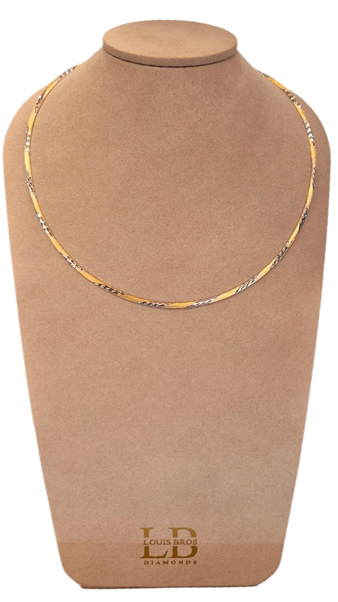 Ontdek de tijdloze elegantie van dit bicolor 14 karaat gouden collier (11.70 gr), een verfijnd sieraad dat zowel klasse als veelzijdigheid uitstraalt. Dit prachtige collier is vervaardigd uit hoogwaardig 14 karaat geelgoud en witgoud, wat zorgt voor een chique en stijlvolle uitstraling.

Het collier heeft een dubbelzijdig ontwerp – de ene zijde is voorzien van een subtiele glanzende structuur met bicolor accenten, terwijl de andere zijde glad en egaal gepolijst is. Hierdoor kun je het collier op twee manieren dragen, afhankelijk van de gelegenheid of je outfit.

Kenmerken:

Materiaal: 14 karaat goud

Kleur: Bicolor (geelgoud en witgoud)

Ontwerp: Tweezijdig draagbaar – één zijde glad, één zijde gematteerd/glanzend patroon

Type: Omega collier

Doelgroep: Dames

Stijl: Elegant, modern en veelzijdig

Afwerking: Hoogglans gepolijst en fijn bewerkt oppervlak

Bijzonderheden:
Dit collier is een echte blikvanger dankzij de combinatie van geel- en witgoud, die elkaar op een subtiele manier aanvullen. De mogelijkheid om het sieraad aan beide kanten te dragen maakt het extra praktisch en stijlvol – perfect voor zowel dagelijkse elegantie als formele gelegenheden.
Het collier is verkrijgbaar in verschillende lengtes.