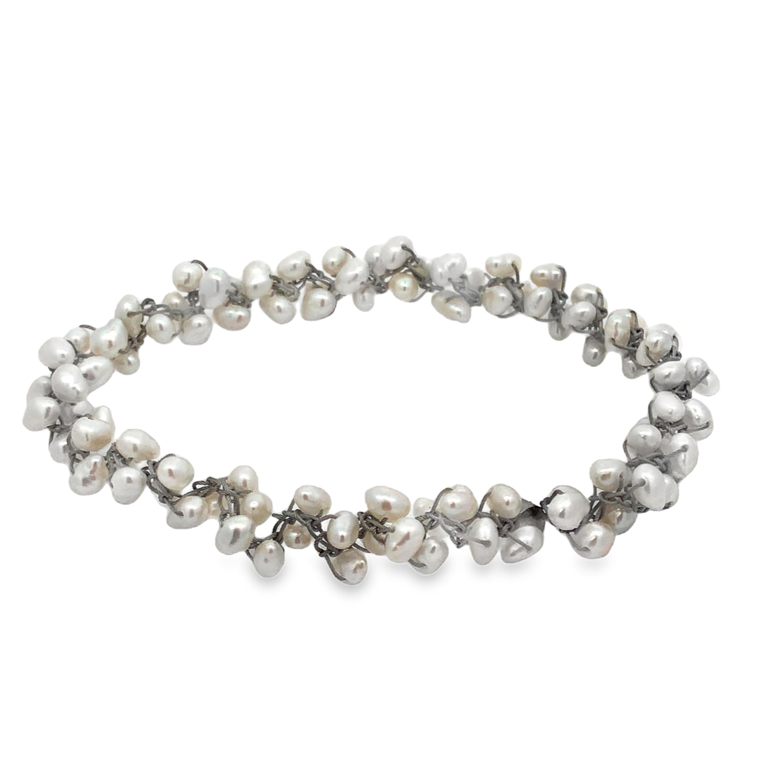 Das Armband mit Süßwasserperlen auf gestricktem Stahl,. Es kombiniert stilvoll edle Süßwasserperlen mit einem modernen Stahl-Design. Tragen Sie es solo für einen minimalistischen Look oder kombinieren Sie es mit anderen Armbändern für einen trendigen Layering-Effekt. Perfekt für jeden Anlass.