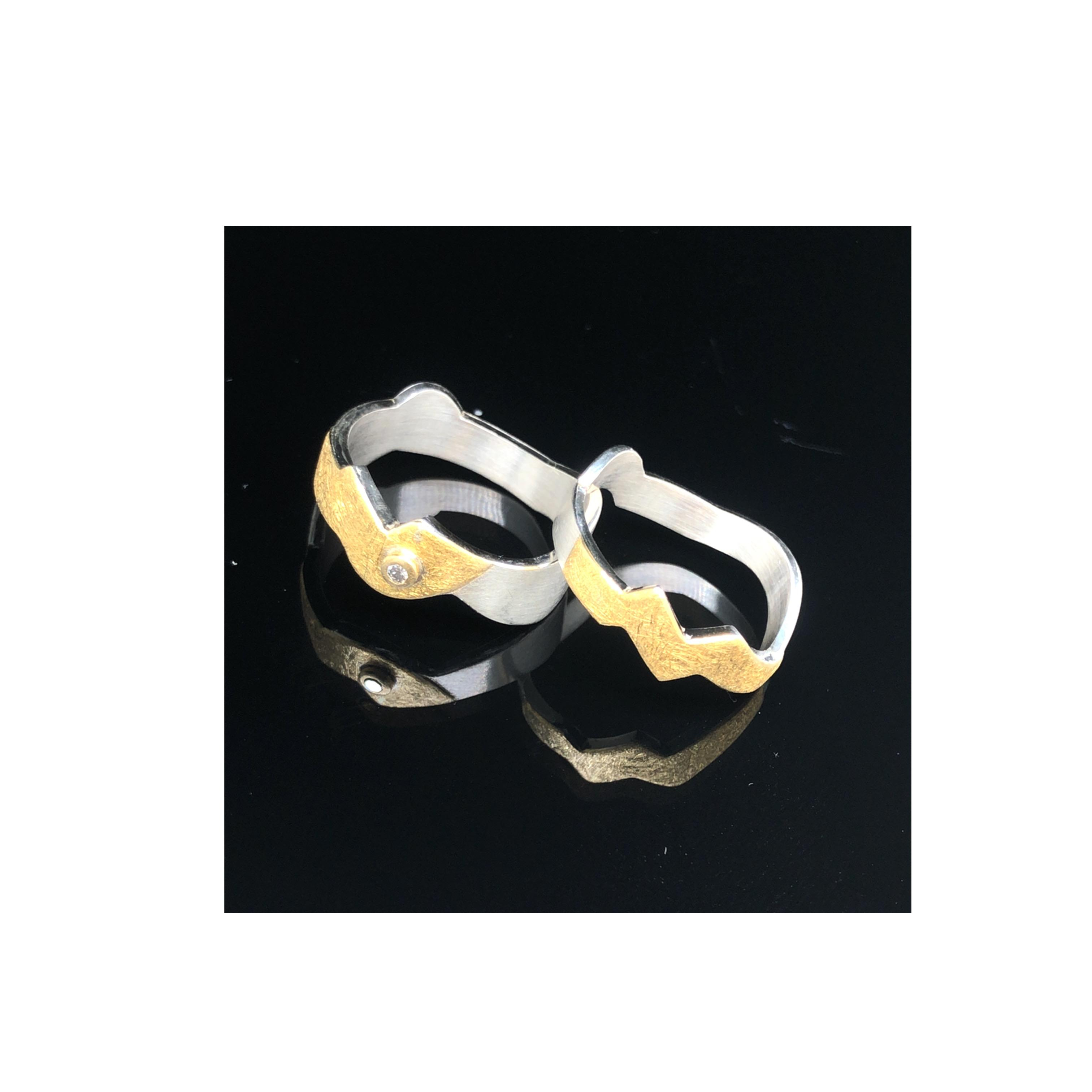 Dieser Ringensemble Silber Gold 900 besticht durch seine edle Kombination aus Silber und Gold mit einem Feingehalt von 900. Perfekt für besondere Anlässe oder als stilvolles Alltags-Accessoire. Tragen Sie ihn an Ihrem Ringfinger oder kombinieren Sie ihn für einen modernen Look mit anderen Ringen. Ein Muss für jedes Schmuckkästchen!