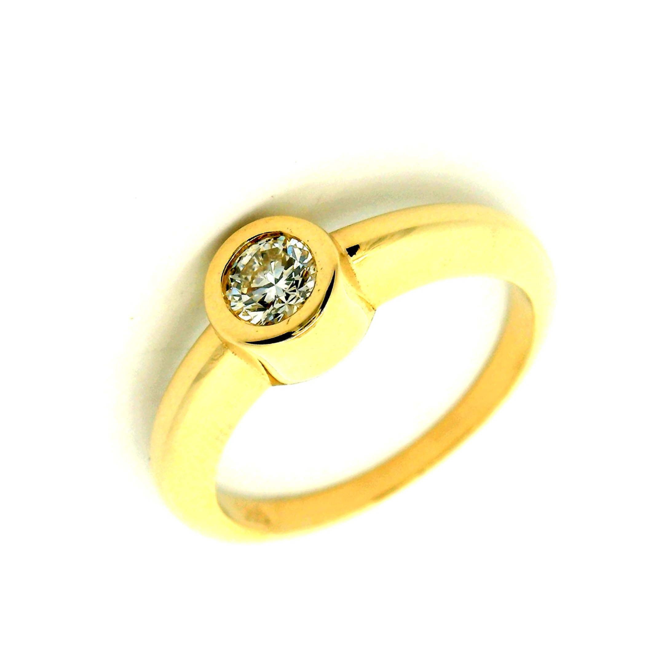 Deze schitterende ring is vervaardigd uit 14 karaat geelgoud (4.47 gr) en bezet met een prachtige briljant geslepen diamant. De diamant is stevig en stijlvol geplaatst in een gladde chatonzetting (bezel setting), waardoor de steen optimaal tot zijn recht komt en tegelijkertijd goed beschermd is.

Het ontwerp straalt kracht, eenvoud en elegantie uit – een perfecte balans tussen klassiek en modern. De warme glans van het geelgoud vormt een prachtig contrast met de fonkeling van de diamant, wat deze ring tot een tijdloos juweel maakt dat elke dag gedragen kan worden, maar ook bij speciale gelegenheden schittert.

Specificaties:

Materiaal: 14 karaat geelgoud

Edelsteen: Diamant (briljant geslepen)

Zetting: Chaton / Bezel (gladde randzetting)

Stijl: Elegant, tijdloos en verfijnd

Doelgroep: Dames

Afwerking: Hoogglans gepolijst

Bijzonderheden:
Deze ring is perfect als verlovingsring, jubileumcadeau of als elegant sieraad voor dagelijks gebruik. Dankzij het strakke, tijdloze ontwerp blijft dit juweel generaties lang mooi en betekenisvol.
De ring is verkrijgbaar in meerdere afmetingen.