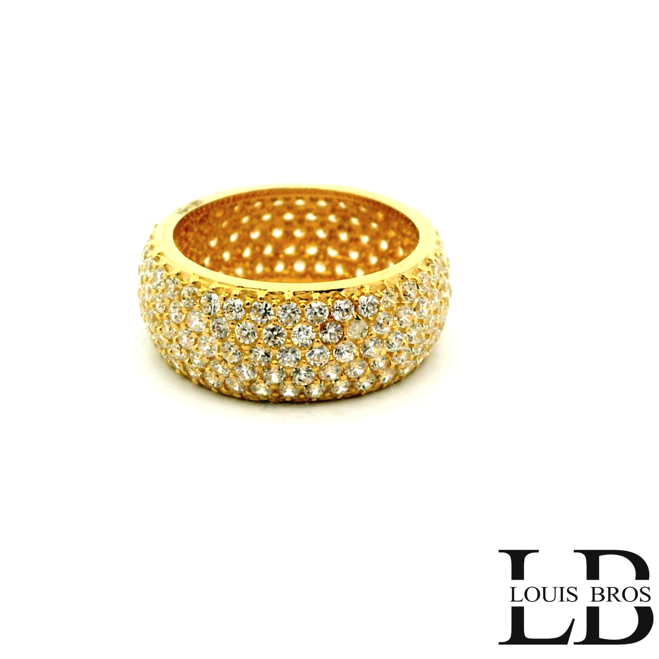 Deze prachtige damesring is vervaardigd uit 14 karaat geelgoud (5.06 gr) en schittert dankzij haar rijke bezetting van fonkelende zirkonia’s. Het ronde ontwerp zorgt voor een elegante en verfijnde uitstraling, terwijl de glanzende afwerking het licht prachtig vangt vanuit elke hoek.

De volledige zetting met zirkonia’s geeft de ring een luxueuze en glamoureuze look, perfect voor wie houdt van tijdloze klasse met een moderne touch. Ondanks haar opvallende schittering blijft het ontwerp stijlvol en vrouwelijk.

Specificaties:

Materiaal: 14 karaat geelgoud

Steensoort: Zirkonia

Vorm: Rond

Stijl: Elegant, sprankelend & tijdloos

Doelgroep: Dames

Afwerking: Hoogglans gepolijst

Bijzonderheid: Volledig bezet met fonkelende zirkonia’s

Bijzonderheden:
Deze ring is een echte eyecatcher – ideaal voor feestelijke gelegenheden, maar ook perfect om dagelijks te dragen als subtiel statement van elegantie en luxe.
De ring is verkrijgbaar in meerdere afmetingen.