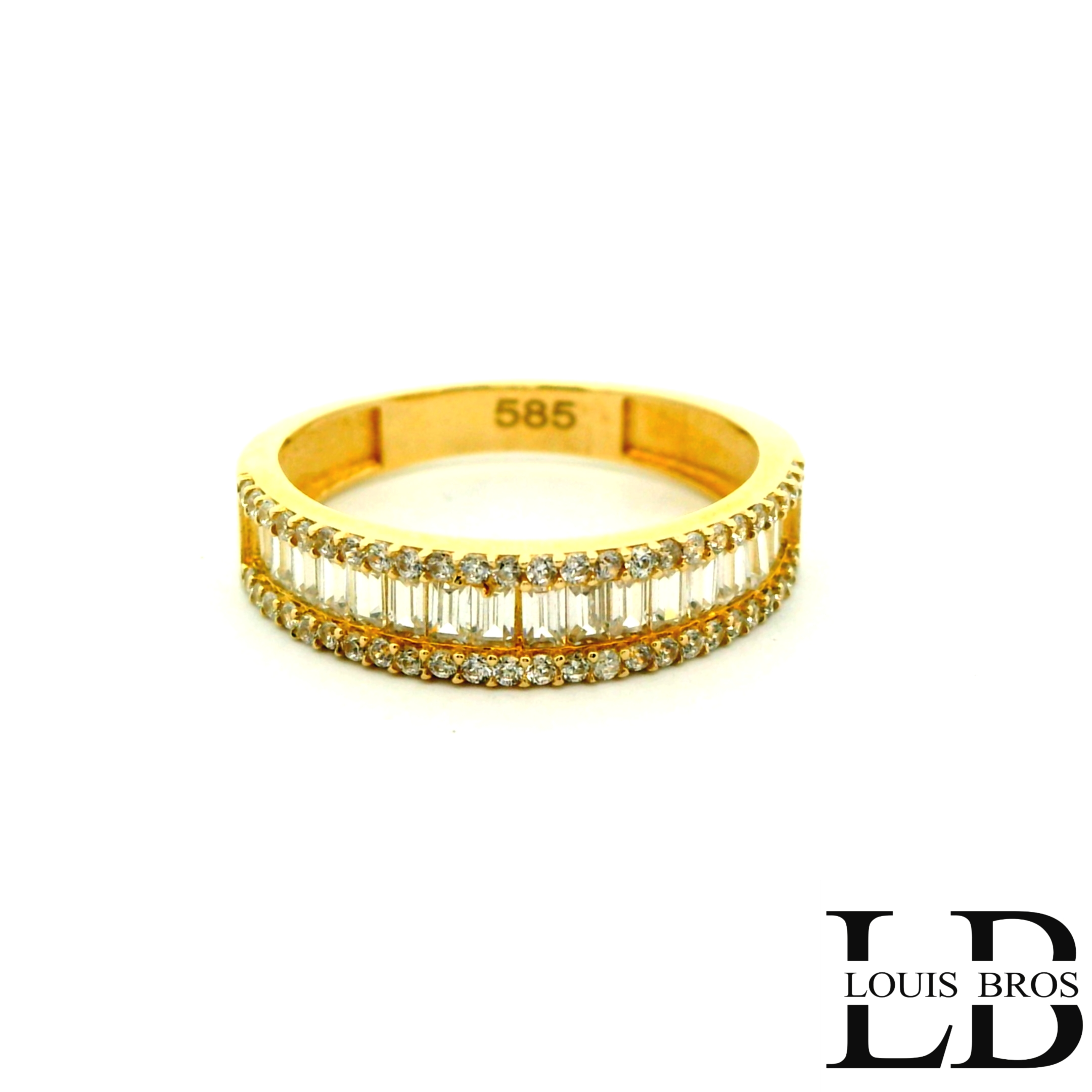 Deze schitterende damesring is vervaardigd uit 14 karaat geelgoud (2.46 gr) en bezet met fonkelende zirkonia’s die zorgen voor een luxueuze en stijlvolle uitstraling. De heldere stenen vangen het licht prachtig op en laten de ring bij elke beweging schitteren.

Dankzij het tijdloze design combineert dit sieraad moeiteloos met elke stijl – van klassiek tot modern. Of je de ring nu draagt bij een elegante outfit of als subtiele blikvanger in het dagelijks leven, hij straalt altijd vrouwelijkheid en klasse uit.

Specificaties:

Materiaal: 14 karaat geelgoud

Steensoort: Zirkonia’s

Stijl: Elegant, tijdloos & vrouwelijk

Doelgroep: Dames

Afwerking: Hoogglans gepolijst

Bijzonderheden: Luxe glans met fonkelende details

Bijzonderheden:
Een prachtige ring die elegantie en sprankeling perfect combineert – ideaal als cadeau of als blijvend sieraad voor jezelf.
De ring is verkrijgbaar in meerdere afmetingen.