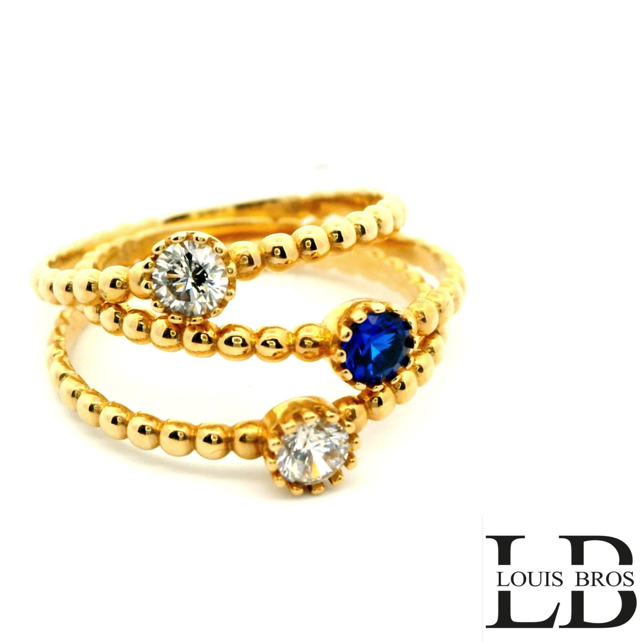 Deze verfijnde damesring is vervaardigd uit 14 karaat geelgoud (4.04 gr) en bestaat uit drie losse ringen die samen één stijlvol geheel vormen. Elke ring is subtiel bezet met sprankelende zirkonia, die het licht op elegante wijze weerkaatsen en de ring een luxueuze uitstraling geven.

Het ontwerp symboliseert verbondenheid en harmonie – drie ringen die elkaar aanvullen en samen een tijdloos, vrouwelijk sieraad vormen. Dankzij het samenspel van glans en fonkeling is dit juweel geschikt voor elke gelegenheid, van dagelijks gebruik tot feestelijke momenten.

Specificaties:

Materiaal: 14 karaat geelgoud

Steensoort: Zirkonia’s

Ontwerp: Drie losse ringen die samen één ring vormen

Stijl: Elegant, modern & tijdloos

Afwerking: Hoogglans gepolijst

Doelgroep: Dames

Bijzonderheden:
De drie ringen kunnen afzonderlijk bewegen, maar vormen samen een schitterend geheel – een perfecte balans tussen subtiele elegantie en opvallende glans.
De ring is verkrijgbaar in meerdere afmetingen.