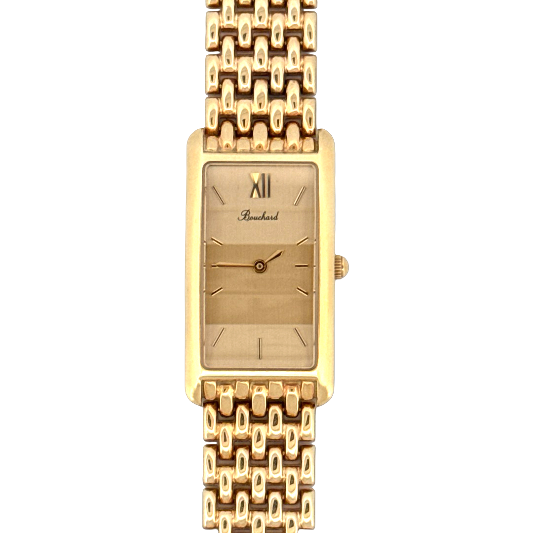 De Bouchard Horloge 14krt Geelgoud 11357054 is een luxe, Zwitserse horloge met een goudkleurige analoge wijzerplaat en streepindex. Uitgerust met een saffierglas, een rechthoekige gouden kast en een Milanese mesh band van echt goud. Draag deze elegante polshorloge bij formele gelegenheden of zakelijke outfits voor een verfijnde uitstraling.