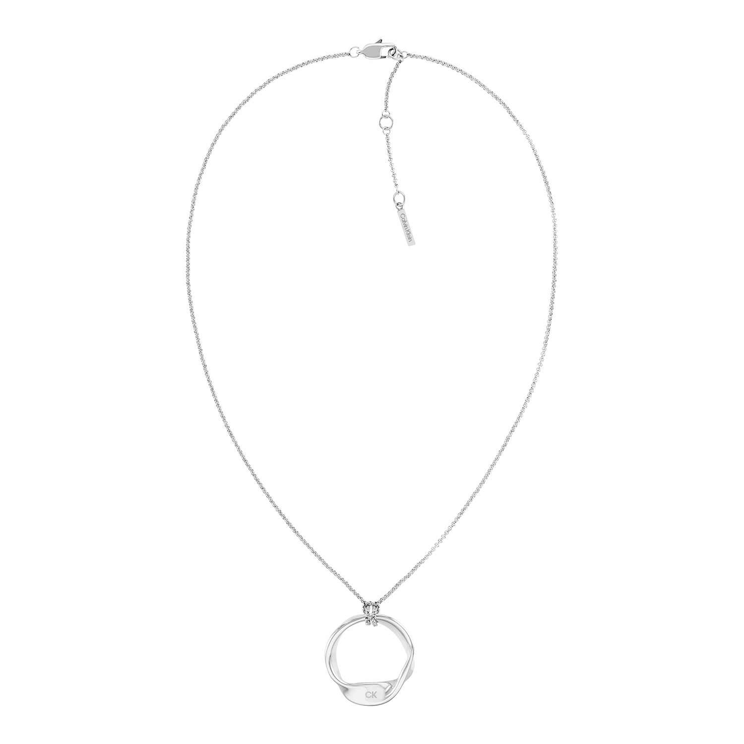 Calvin Klein CJ35000525 Dames Ketting Staal 
Deze stalen dames ketting van Calvin Klein met nr CJ35000525 uit de Ethereal Metals serie heeft een organische vorm. De zilverkleurige schakelketting heeft een ronde organische cirkel hanger met daarin het CK logo gegraveerd. De ketting heeft tussenogen waardoor hij op verschillende lengtes gedragen kan worden. De ketting sluit met een karabijn sluiting. De totale lengte is 50cm. Leuk te combineren met andere sieraden uit de serie van Calvin Klein.

OVER CALVIN KLEIN
Calvin Klein is een wereldwijd lifestylemerk dat gewaagde, vooruitstrevende idealen en een verleidelijke, vaak minimalistische, esthetiek nastreeft. Calvin Klein werd groot in de jaren 70 door haar mode- en merkjeans collecties. In de jaren 80 lanceerde Calvin Klein haar spraakmakende ondergoed dat uitdrukkelijk van logo &rsquo;s voorzien was. Vanwege het grote succes is het merk ook succesvol uitgerold in Accessoires, Parfums, Home, Brillen, Golf, Horloges en Sieraden.
Sinds de oprichting in 1968 door Calvin Klein, heeft het merk haar reputatie opgebouwd als leider in de Amerikaanse mode, dankzij een cleane esthetiek en innovatieve ontwerpen. Calvin Klein wil haar publiek verleiden en inspireren door middel van provocerende beelden en opvallende ontwerpen die prikkelen. 

SPECIFICATIES:
- Stalen dames ketting
- Totale lengte ketting 50cm
- Zilverkleurig
- Organische vorm