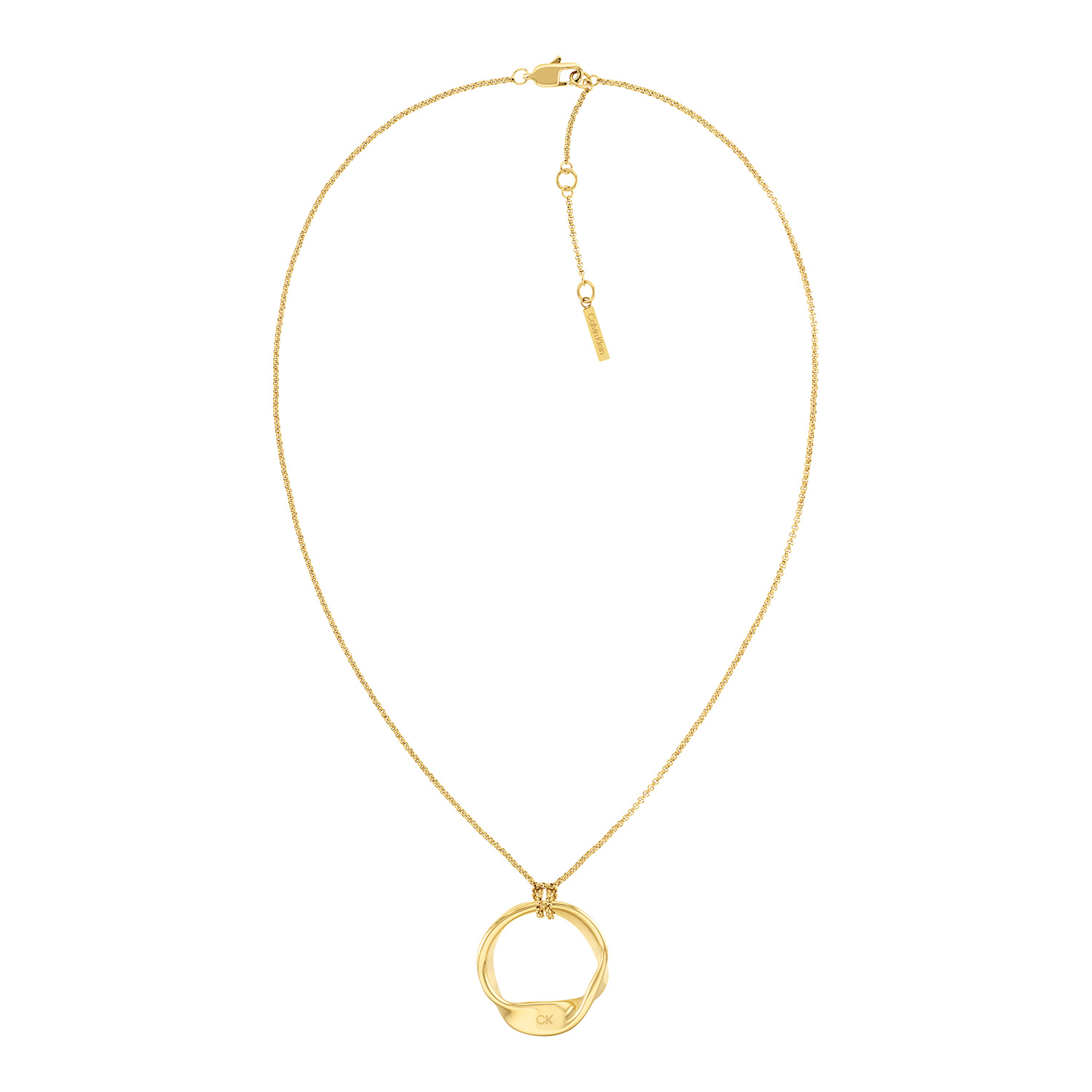 Calvin Klein CJ35000526 Dames Ketting Staal 
Deze stalen dames ketting van Calvin Klein met nr CJ35000526 uit de Ethereal Metals serie heeft een organische vorm. De goudkleurige schakelketting heeft een ronde organische cirkel hanger met daarin het CK logo gegraveerd. De ketting heeft tussenogen waardoor hij op verschillende lengtes gedragen kan worden. De ketting sluit met een karabijn sluiting. De totale lengte is 50cm. Leuk te combineren met andere sieraden uit de serie van Calvin Klein.

OVER CALVIN KLEIN
Calvin Klein is een wereldwijd lifestylemerk dat gewaagde, vooruitstrevende idealen en een verleidelijke, vaak minimalistische, esthetiek nastreeft. Calvin Klein werd groot in de jaren 70 door haar mode- en merkjeans collecties. In de jaren 80 lanceerde Calvin Klein haar spraakmakende ondergoed dat uitdrukkelijk van logo &rsquo;s voorzien was. Vanwege het grote succes is het merk ook succesvol uitgerold in Accessoires, Parfums, Home, Brillen, Golf, Horloges en Sieraden.
Sinds de oprichting in 1968 door Calvin Klein, heeft het merk haar reputatie opgebouwd als leider in de Amerikaanse mode, dankzij een cleane esthetiek en innovatieve ontwerpen. Calvin Klein wil haar publiek verleiden en inspireren door middel van provocerende beelden en opvallende ontwerpen die prikkelen. 

SPECIFICATIES:
- Stalen dames ketting
- Totale lengte ketting 50cm
- Goudkleurig
- Organische vorm