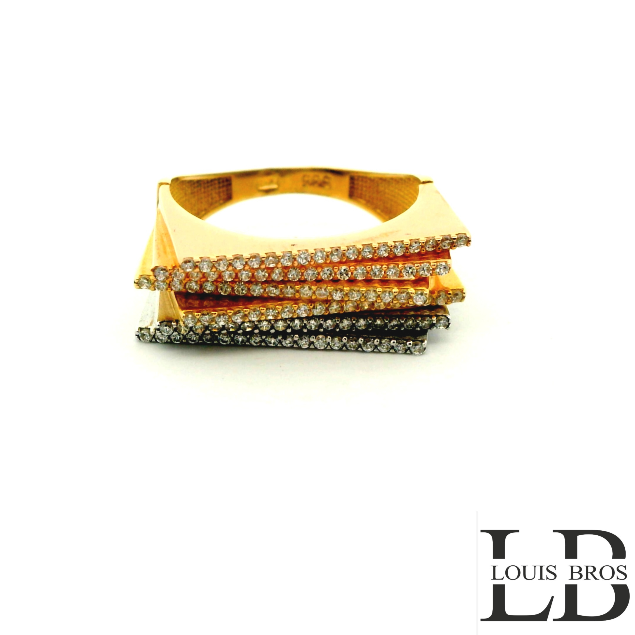 Deze schitterende ring is vervaardigd uit 14 karaat tricolor goud (5.38 gr), waarbij geel-, wit- en rosegoud op elegante wijze samenkomen. Het speelse kleurenspel geeft de ring een unieke en luxe uitstraling. De ring is verder verrijkt met fonkelende zirkonia’s, die zorgen voor een sprankelende schittering bij iedere beweging.

Een tijdloos en stijlvol sieraad dat perfect is voor dagelijks gebruik, maar ook bijzonder mooi bij feestelijke gelegenheden. Dankzij de combinatie van drie goudkleuren laat de ring zich makkelijk combineren met andere sieraden.

 Materiaal: 14 karaat goud (tricolor: geel, wit & rosé)
 Steen: Zirkonia
 Stijl: Elegant, luxe en veelzijdig.
De ring is verkrijgbaar in meerdere afmetingen.