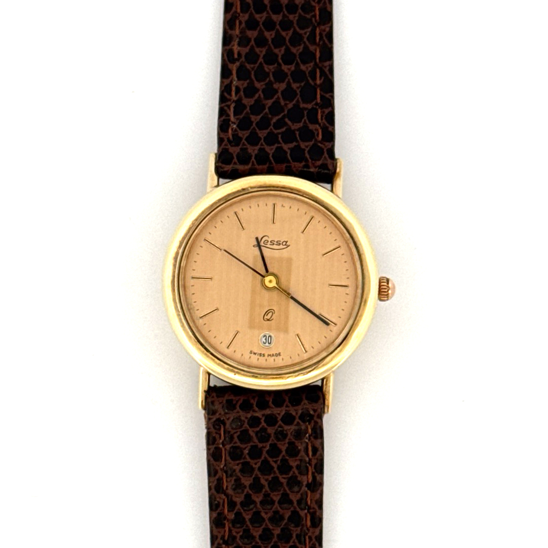 De Bouchard Horloge 14krt Geelgoud met Briljant, biedt luxe en elegantie. Deze polshorloge heeft een ronde goudkleurige kast, zwart leren band, en saffierglas. Het beschikt over analoge indicatie en Zwitserse kwartsbeweging. Versierd met twee briljante diamanten. Perfect bij formele gelegenheden of als verfijnd dagelijks accessoire.