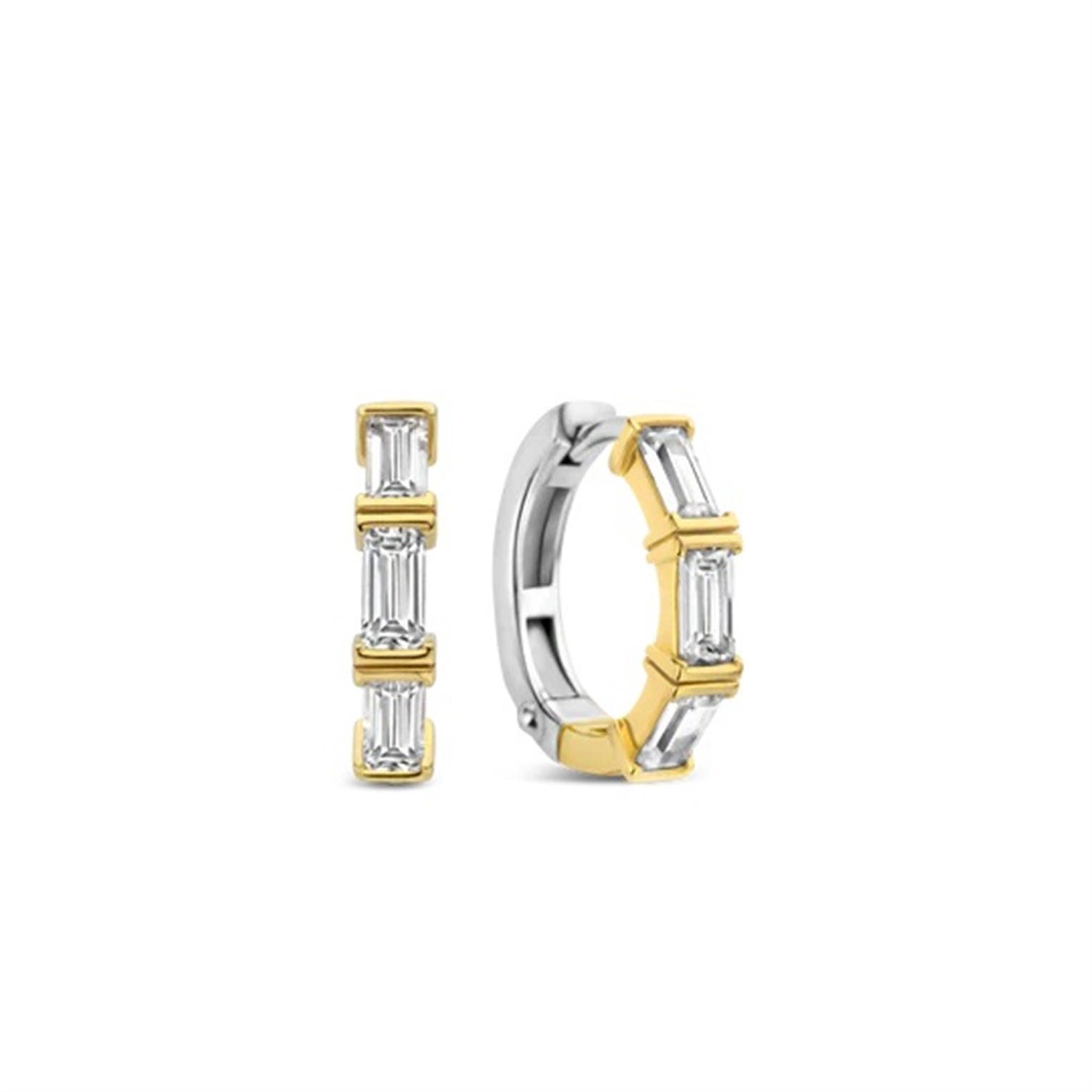 Hul jezelf met vintage-ge&iuml;nspireerde luxe met deze TI SENTO gold-plated silver Hoop Earrings 7974ZY. Gemaakt van 925 sterling zilver en verguld, hebben deze oorbellen twee kleine hoepels versierd met een verblindende rij van witte cubic zirconia stenen. Het stralende geelgoudkleurig voegt een vleugje weelde toe aan het klassieke hoepelontwerp. Dit paar oorbellen is een bewijs van de kunst van fijne sieraden, en biedt een harmonieuze mix van traditie en hedendaagse stijl. De tijdloze elegantie van het hoepelontwerp, gecombineerd met de luxe geelgoudkleurig-plating, cre&euml;ert een betoverend accessoire dat elke outfit aanvult. Verhoog je dagelijkse look met deze verbluffende oorbellen. Draag ze alleen voor een minimalistische uitspraak of combineer ze met andere TI SENTO oorbellen voor een gepersonaliseerde touch die vertrouwen en aantrekkingskracht uitstraalt. Met zorg vervaardigd voor gevoelige huid, zorgen deze nikkelvrije en hypoallergene oorbellen voor langdurig comfort en kwaliteit.