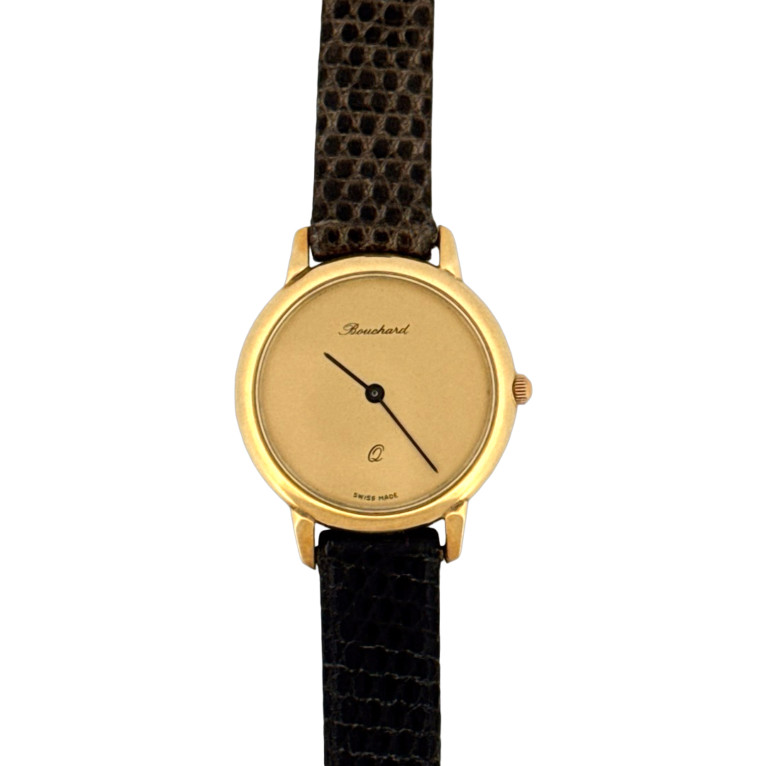 De Bouchard Horloge 14krt Geelgoud, modelnummer BOUCHARD 600BOU6, is een verfijnde polshorloge met Zwitserse quartzbeweging. Het heeft een ronde, gouden kast van 24 mm met saffierglas en een zwarte lederen band. Zonder datumfunctie, maar met analoge weergave. Perfect voor formele gelegenheden of als stijlvol accessoire bij dagelijks gebruik. Draag het op je pols voor een elegante uitstraling.