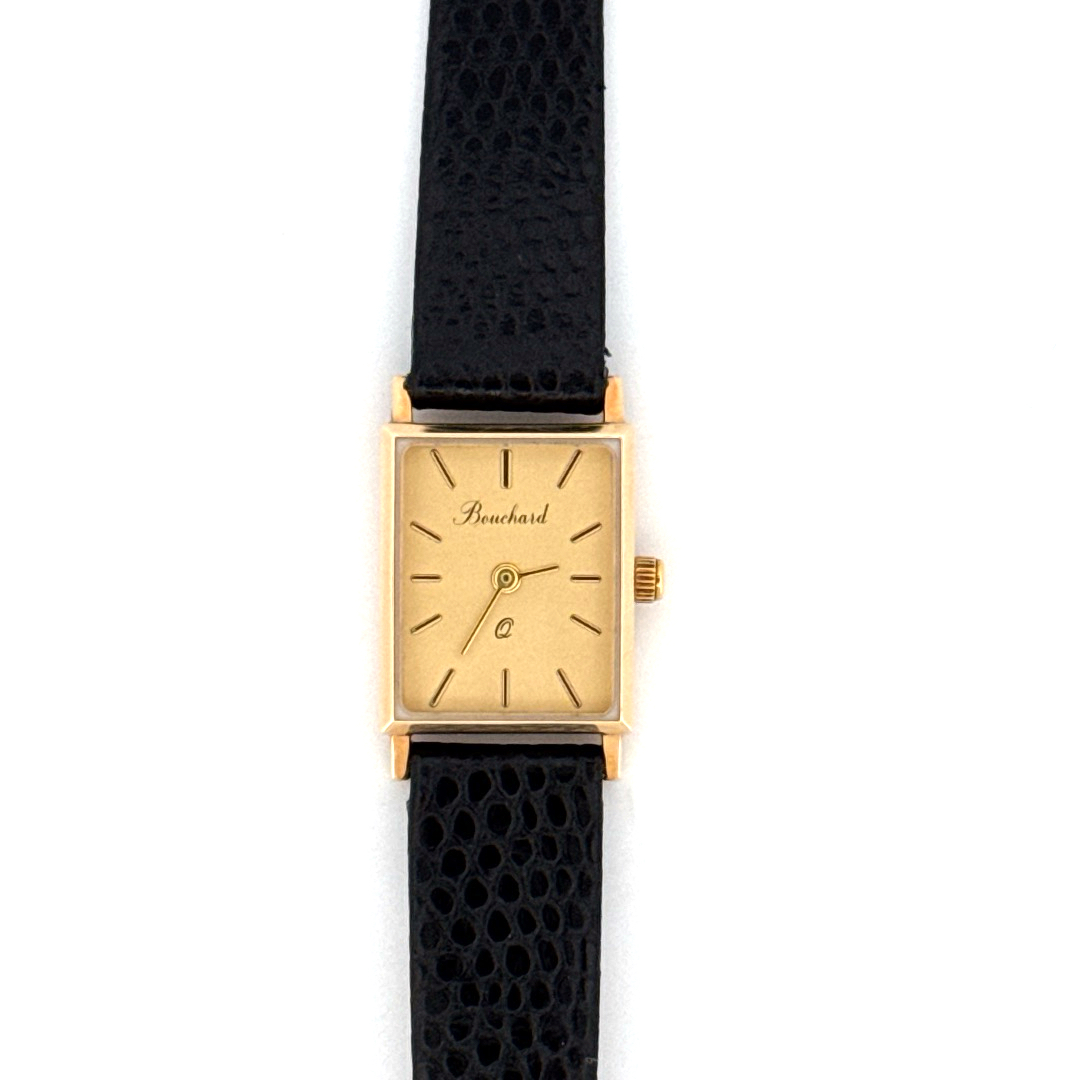 De Bouchard Horloge 14krt Geelgoud 1115/4731 combineert elegantie met functionaliteit. Deze nieuwe gouden horloge met zwart leren bandje, heeft een rechthoekig ontwerp, saffierglas en analoge weergave met quartz beweging. Perfect te dragen bij formele gelegenheden en zakelijke bijeenkomsten. Echt Zwitserse precisie in een stijlvol gouden uiterlijk. Geschikt voor elke chique outfit.