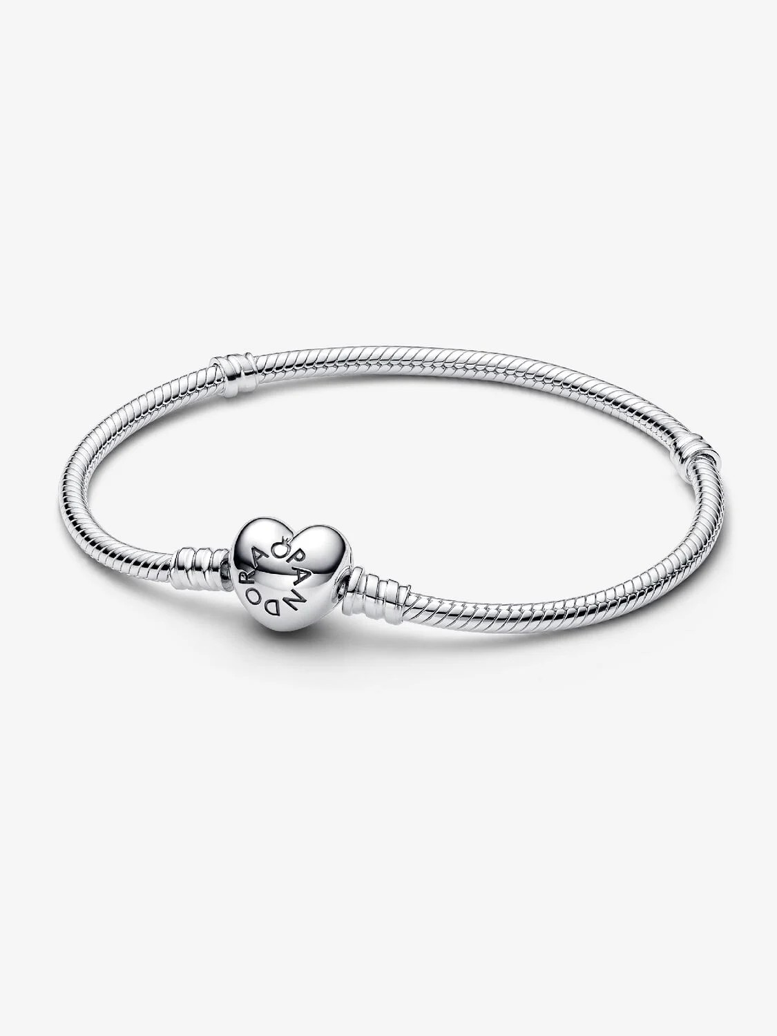 Voel je hart kloppen met deze romantische versie van Pandora's bestverkopende bedelarmband. Deze hand-finished sterlingzilver Moments-snake chain-armband heeft een hartvormige sluiting. Hij is prachtig alleen maar nog mooier met versierd met je favoriete Pandora Moments-bedels en -clips. Draag samen met contrasterende Pandora-schakelarmbanden voor een chique, gelaagde look.
