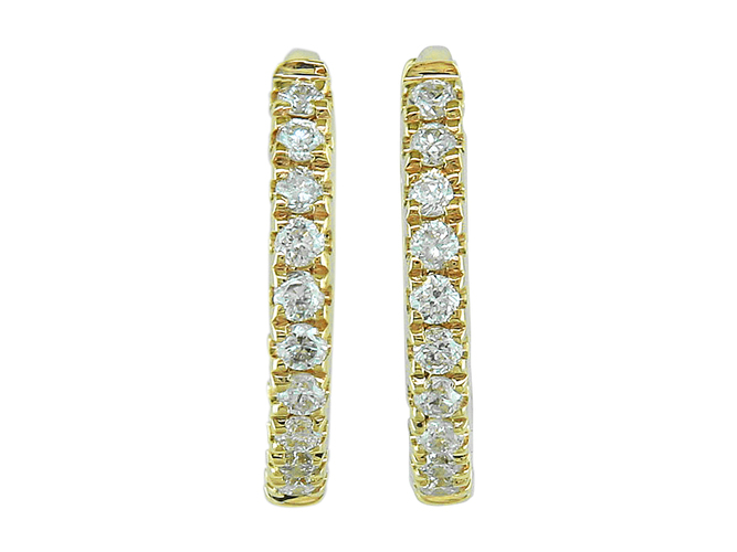 De Oorbelcreolen met briljant zijn verfijnde sieraden die perfect zijn voor elke gelegenheid. Ze zijn vervaardigd van 18 karaat geel goud mey briljanten van een totaal van 0.08ct. Ze hebben een doorsnede van 10 mm. Deze gouden creolen kunnen ook perfect gebruikt worden voor in je hogere gaatjes op je oor te dragen.