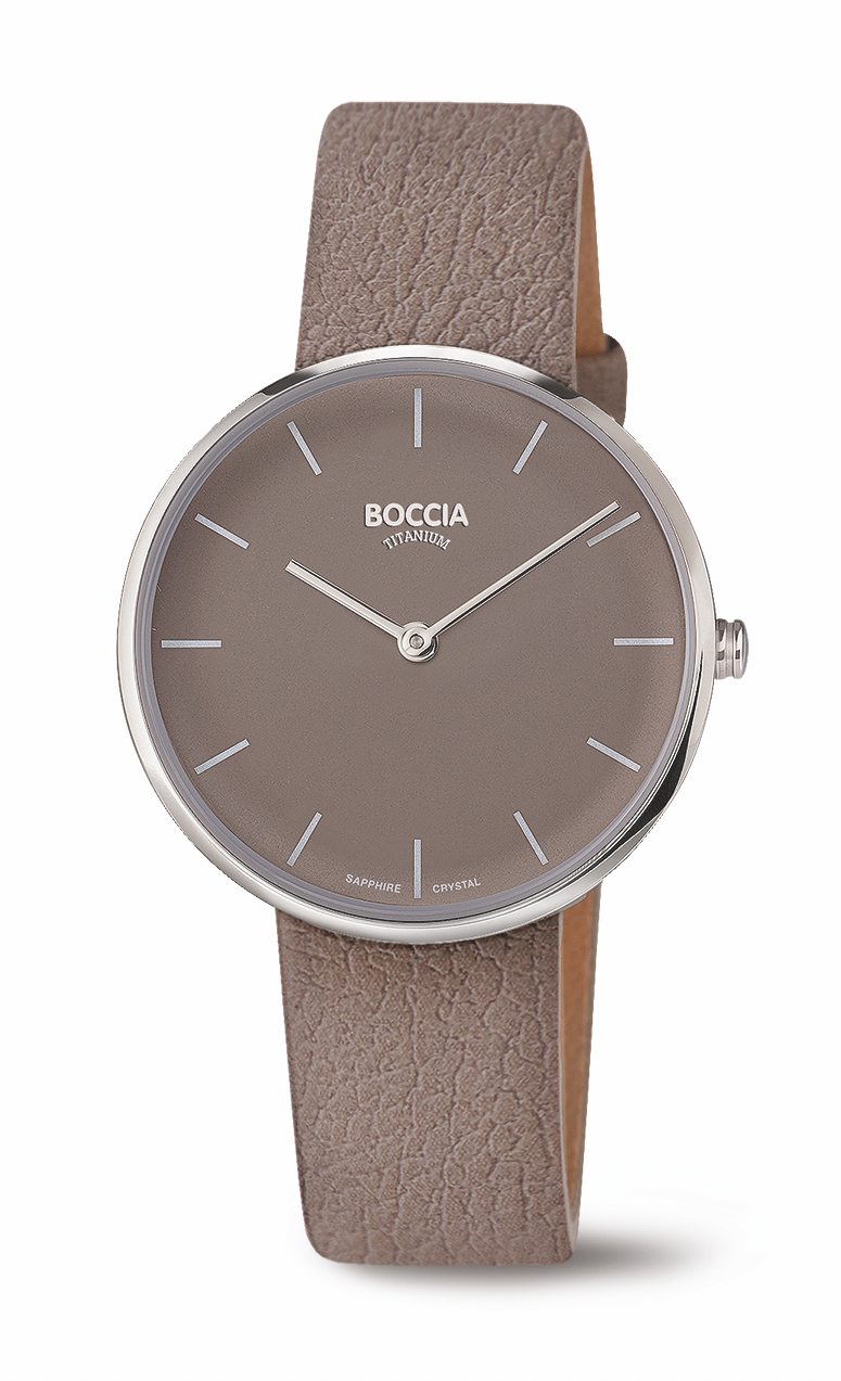 Boccia APPLESKIN Damenuhr im modischen Minimal-Design. Das superflache Geh&auml;use mit einem extra gro&szlig;en Durchmesser von 35 mm besteht aus antiallergischem Rein-Titan und besitzt eine polierte L&uuml;nette, w&auml;hrend der Rest des Geh&auml;uses fein satin-mattiert ist.. Die polierten silberfarbenen Zeiger und aufgedruckten Indizes heben sich deutlich vom Zifferblatt ab. Das hautfreundliche und vegane Apple-Skin-Armband ist zu 50% aus den bei der Apfelsaftherstellung anfallenen Apfelschalen hergestellt. Der italienische Hersteller des Lederarmbandes hat damit eine echte Alternative zu Leder geschaffen. Optisch und haptisch ist es von einem Lederuhrband nicht zu unterscheiden. Das Uhrband ist mit einer hochglanzpolierten und absolut antiallergischen Rein-Titan-Dornschlie&szlig;e ausgestattet. Die Batterie sorgt f&uuml;r 5 Jahre genaue Uhrzeit. Diese alltagstaugliche Uhr bietet mit dem hochwertigen ultrakratzfesten Saphirglas ein &uuml;beraus faires Preis-Leistungs-Verh&auml;ltnis.