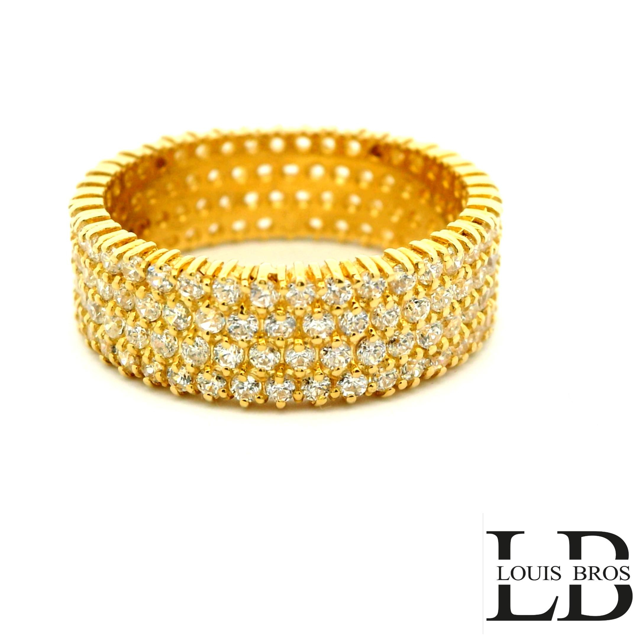 Deze prachtige damesring is vervaardigd uit 14 karaat geelgoud (6.88 gr) en schittert dankzij de rijke bezetting van fonkelende zirkonia’s rondom de hele ring. De glinsterende stenen vangen het licht vanuit elke hoek en geven het sieraad een luxueuze, sprankelende uitstraling.

De combinatie van het warme geelgoud en de heldere zirkonia’s zorgt voor een tijdloze en elegante look die zowel bij dagelijkse outfits als bij feestelijke gelegenheden perfect tot zijn recht komt.

Specificaties:

Materiaal: 14 karaat geelgoud

Steensoort: Zirkonia’s

Ontwerp: Volledig bezet met zirkonia’s

Stijl: Elegant, luxe & tijdloos

Doelgroep: Dames

Afwerking: Hoogglans gepolijst

Bijzonderheden:
Een schitterend sieraad dat vrouwelijkheid, elegantie en glamour perfect combineert – ideaal voor de vrouw die houdt van tijdloze klasse met een vleugje schittering.
De ring is verkrijgbaar in meerdere afmetingen.