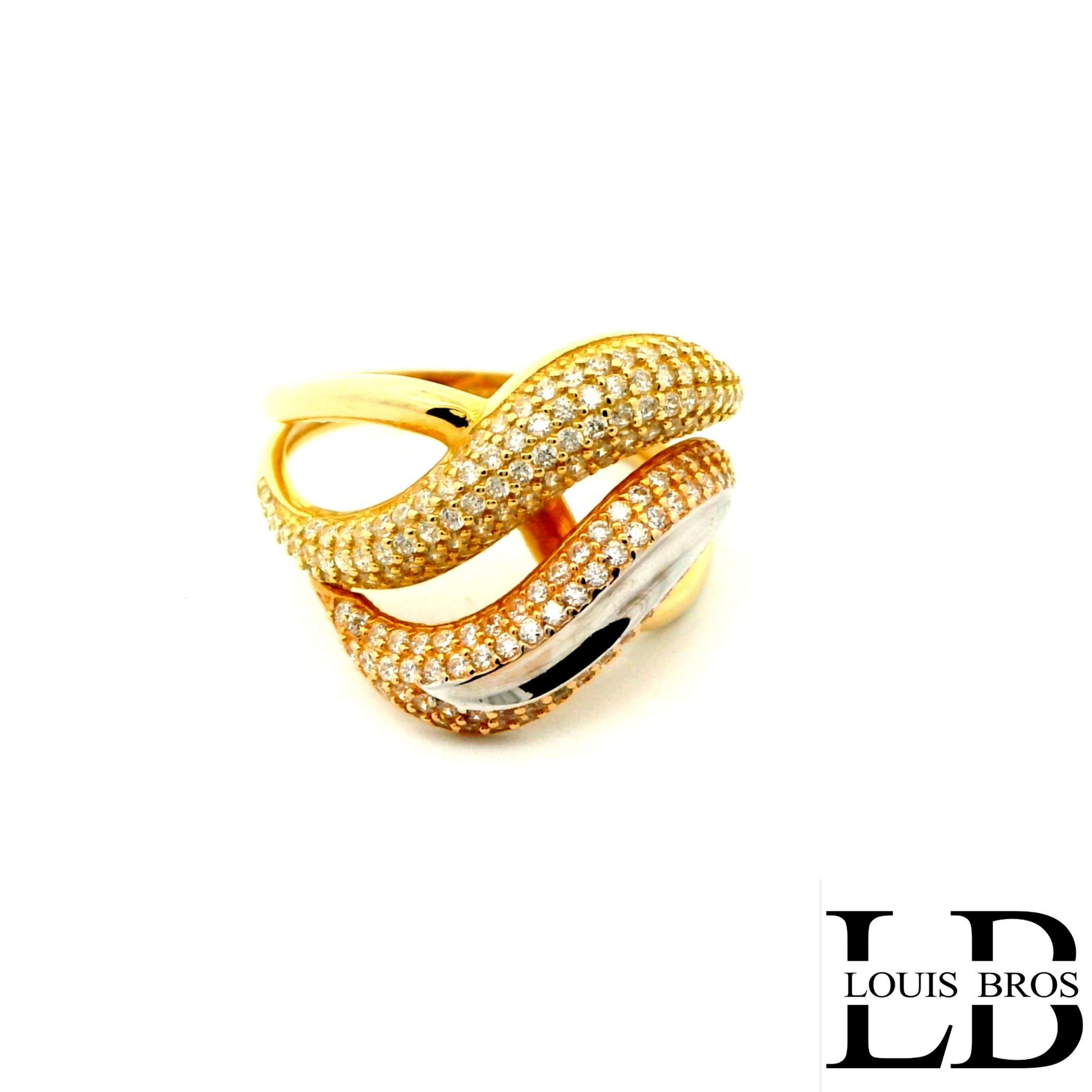 Deze schitterende ring is vervaardigd uit 14 karaat tricolor goud (4.40 gr), waarbij geel-, wit- en rosegoud op elegante wijze samenkomen. Het speelse kleurenspel geeft de ring een unieke en luxe uitstraling. De ring is verder verrijkt met fonkelende zirkonia’s, die zorgen voor een sprankelende schittering bij iedere beweging.

Een tijdloos en stijlvol sieraad dat perfect is voor dagelijks gebruik, maar ook bijzonder mooi bij feestelijke gelegenheden. Dankzij de combinatie van drie goudkleuren laat de ring zich makkelijk combineren met andere sieraden.

 Materiaal: 14 karaat goud (tricolor: geel, wit & rosé)
 Steen: Zirkonia
 Stijl: Elegant, luxe en veelzijdig.
De ring is verkrijgbaar in meerdere afmetingen.