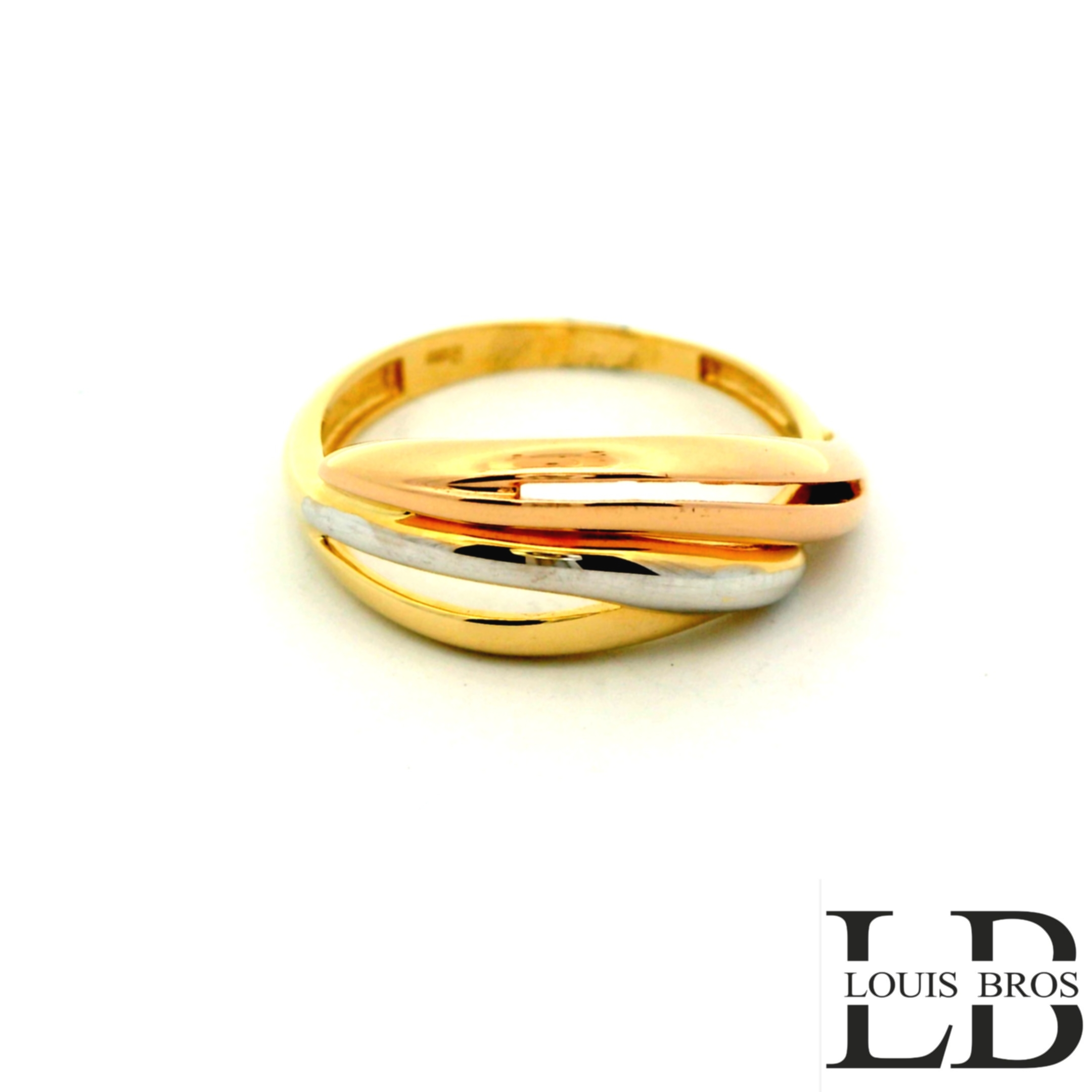 Deze prachtige damesring is vervaardigd uit 14 karaat tricolor goud (2.39 gr), een verfijnde combinatie van geelgoud, witgoud en roségoud. De drie goudtinten vloeien sierlijk in elkaar over en creëren samen een elegante en tijdloze uitstraling.

Dankzij het klassieke maar moderne ontwerp is deze ring geschikt voor elke gelegenheid – van dagelijks gebruik tot speciale momenten. De harmonieuze kleurencombinatie maakt het bovendien eenvoudig om de ring te combineren met andere sieraden, ongeacht hun goudkleur.

Specificaties:

Materiaal: 14 karaat tricolor goud (geel-, wit- en roségoud)

Stijl: Elegant, modern & tijdloos

Doelgroep: Dames

Afwerking: Hoogglans gepolijst

Bijzonderheden: Perfect te combineren met sieraden in verschillende goudtinten

Bijzonderheden:
Een ring die verfijning, veelzijdigheid en klasse uitstraalt – ideaal voor de vrouw die houdt van tijdloze elegantie met een eigentijdse touch.
De ring is verkrijgbaar in meerdere afmetingen.