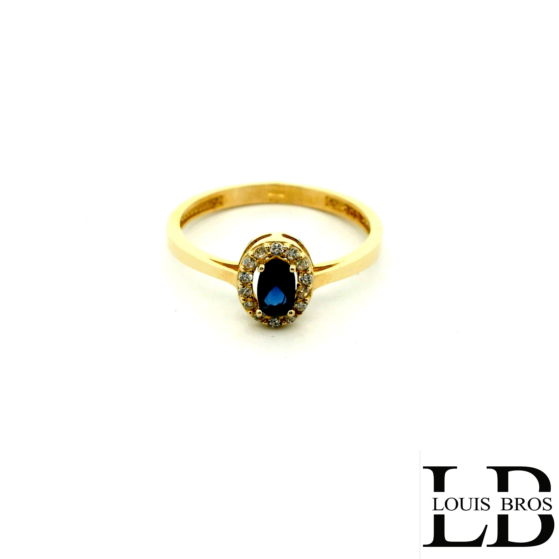 Deze stijlvolle damesring is vervaardigd uit 14 karaat geelgoud (1.53 gr) en straalt pure elegantie uit. De ring is voorzien van een ovale blauwe zirkonia als schitterend middelpunt, omringd door sprankelende witte zirkonia’s die het ontwerp extra diepte en schittering geven.

De combinatie van het warme geelgoud met de koele blauwe steen en fonkelende witte accenten zorgt voor een klassieke en luxueuze uitstraling. Dankzij het verfijnde design is deze ring perfect voor dagelijks gebruik, maar ook bijzonder geschikt voor feestelijke gelegenheden.

Specificaties:

Materiaal: 14 karaat geelgoud

Steensoort: Blauwe en witte zirkonia’s

Vorm: Ovaal

Stijl: Elegant, tijdloos & vrouwelijk

Doelgroep: Dames

Afwerking: Hoogglans gepolijst

Bijzonderheden:
Een ring die gratie, klasse en verfijning uitstraalt – een echte blikvanger voor de moderne vrouw die houdt van tijdloze schoonheid.
De ring is verkrijgbaar in meerdere afmetingen.