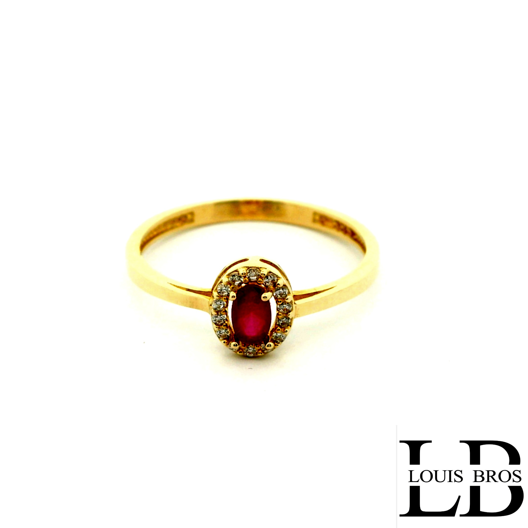 Deze elegante damesring is vervaardigd uit 14 karaat geelgoud (1.63 gr) en straalt warmte en luxe uit. De ovale rode zirkonia vormt het stralende middelpunt van de ring en wordt omringd door heldere witte zirkonia’s, die de schittering van de centrale steen prachtig accentueren.

De combinatie van het rijke geelgoud met de diepe rode tint van de steen zorgt voor een romantische en stijlvolle uitstraling. Dit verfijnde ontwerp is perfect voor elke gelegenheid – van dagelijks gebruik tot speciale momenten – en geeft elke outfit een vleugje klassieke elegantie.

Specificaties:

Materiaal: 14 karaat geelgoud

Steensoort: Rode en witte zirkonia’s

Vorm: Ovaal

Stijl: Elegant, tijdloos & vrouwelijk

Doelgroep: Dames

Afwerking: Hoogglans gepolijst

Bijzonderheden:
Een ring die liefde, kracht en elegantie symboliseert – ideaal voor de vrouw die houdt van subtiele luxe met een opvallend detail.
De ring is verkrijgbaar in meerdere afmetingen.