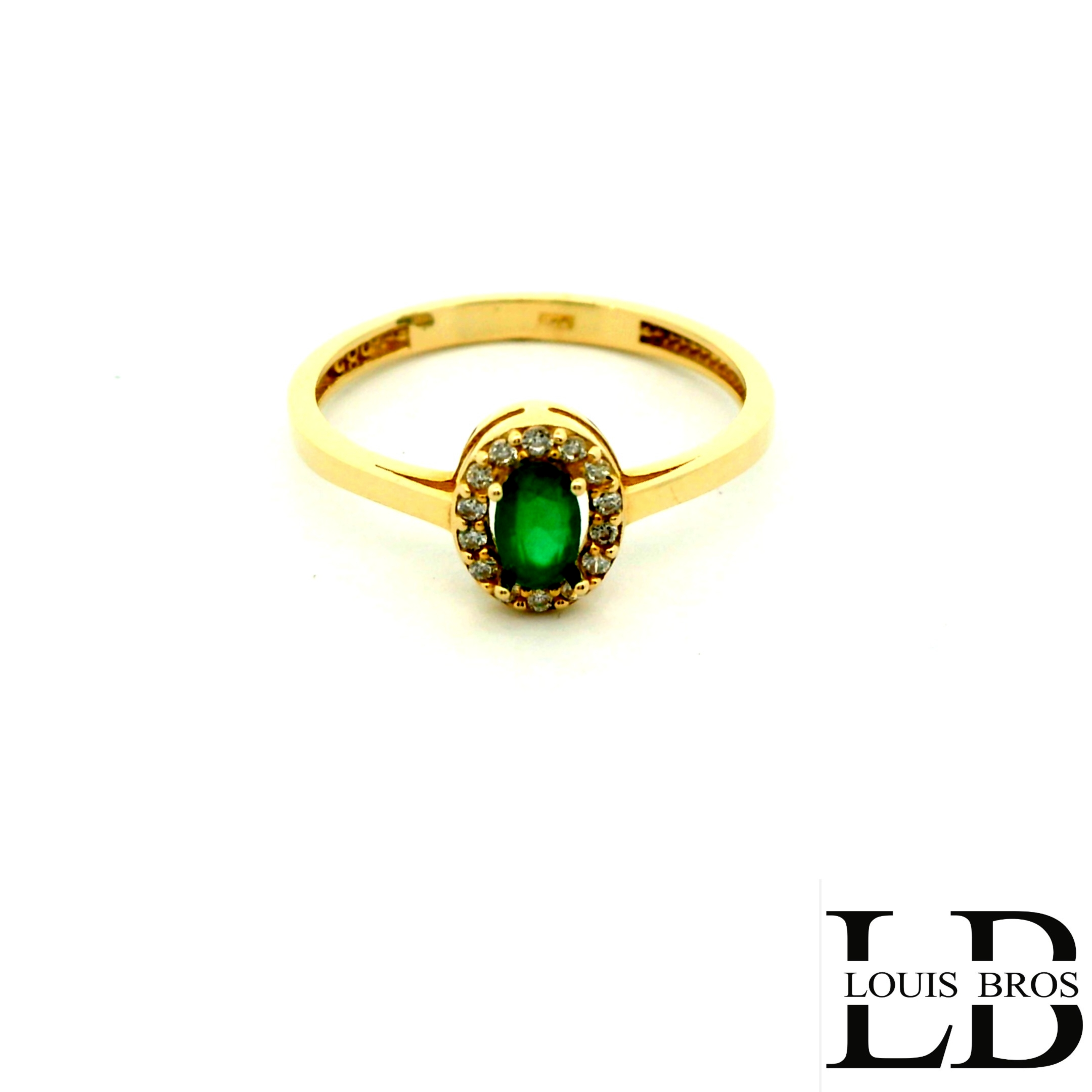 Deze verfijnde damesring is vervaardigd uit 14 karaat geelgoud (1.48 gr) en straalt een tijdloze elegantie uit. In het middelpunt schittert een ovale groene zirkonia, omringd door sprankelende witte zirkonia’s die de ring een luxueuze en levendige uitstraling geven.

De combinatie van het warme geelgoud met het diepe groen van de steen zorgt voor een harmonieuze en elegante uitstraling die zowel modern als klassiek oogt. Perfect voor de vrouw die houdt van stijl, verfijning en een vleugje kleur.

Specificaties:

Materiaal: 14 karaat geelgoud

Steensoort: Groene en witte zirkonia’s

Vorm: Ovaal

Stijl: Elegant, tijdloos & vrouwelijk

Doelgroep: Dames

Afwerking: Hoogglans gepolijst

Bijzonderheden:
Een ring die natuurlijke schoonheid en luxe perfect combineert – een echte blikvanger voor elke gelegenheid.
De ring is verkrijgbaar in meerdere afmetingen.