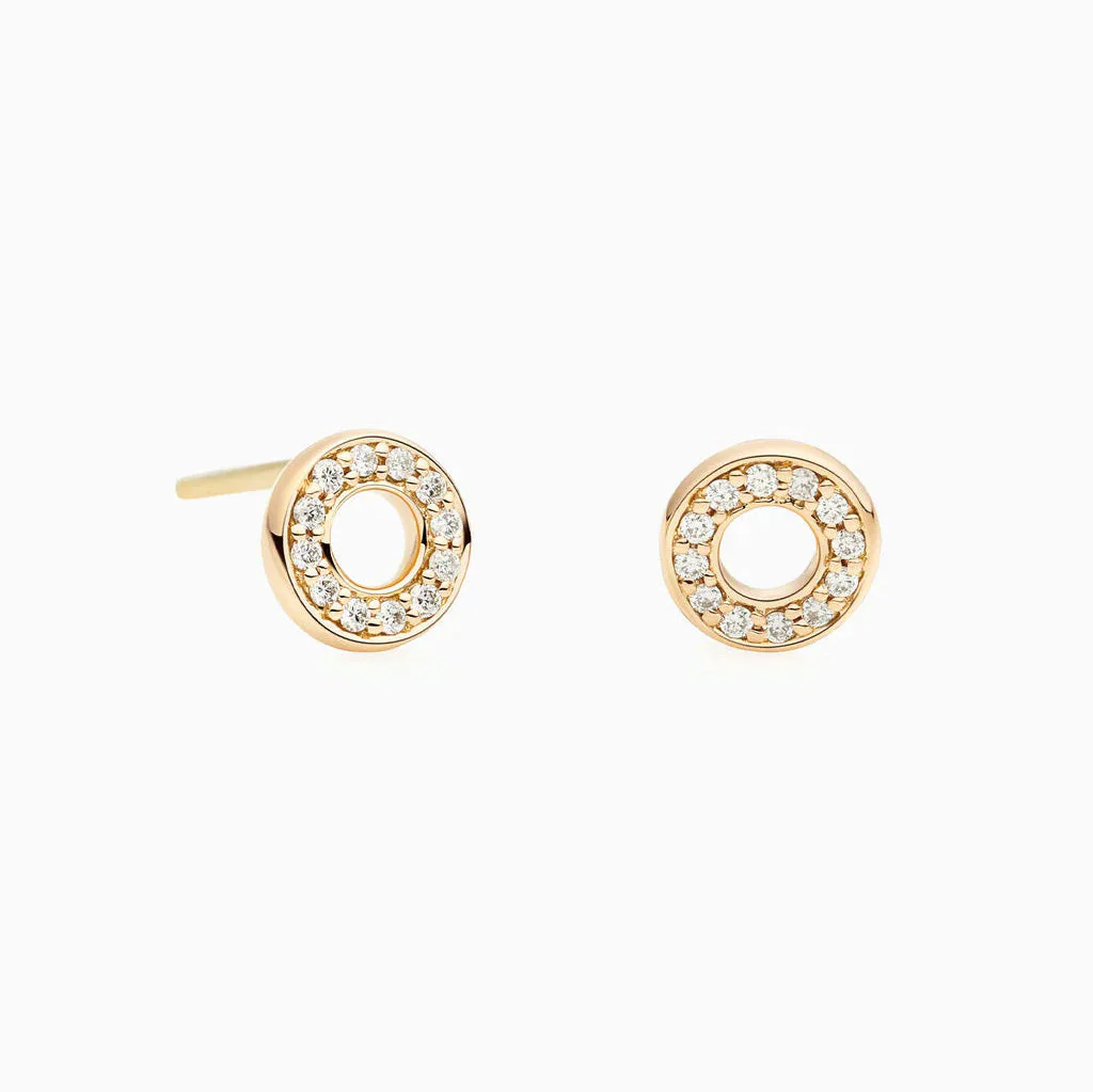 De Joy oorsieraden van Bron Jewelry zijn gemaakt van 18 karaat geelgoud met een witte diamant. Het referentienummer is 8OG4880BR.