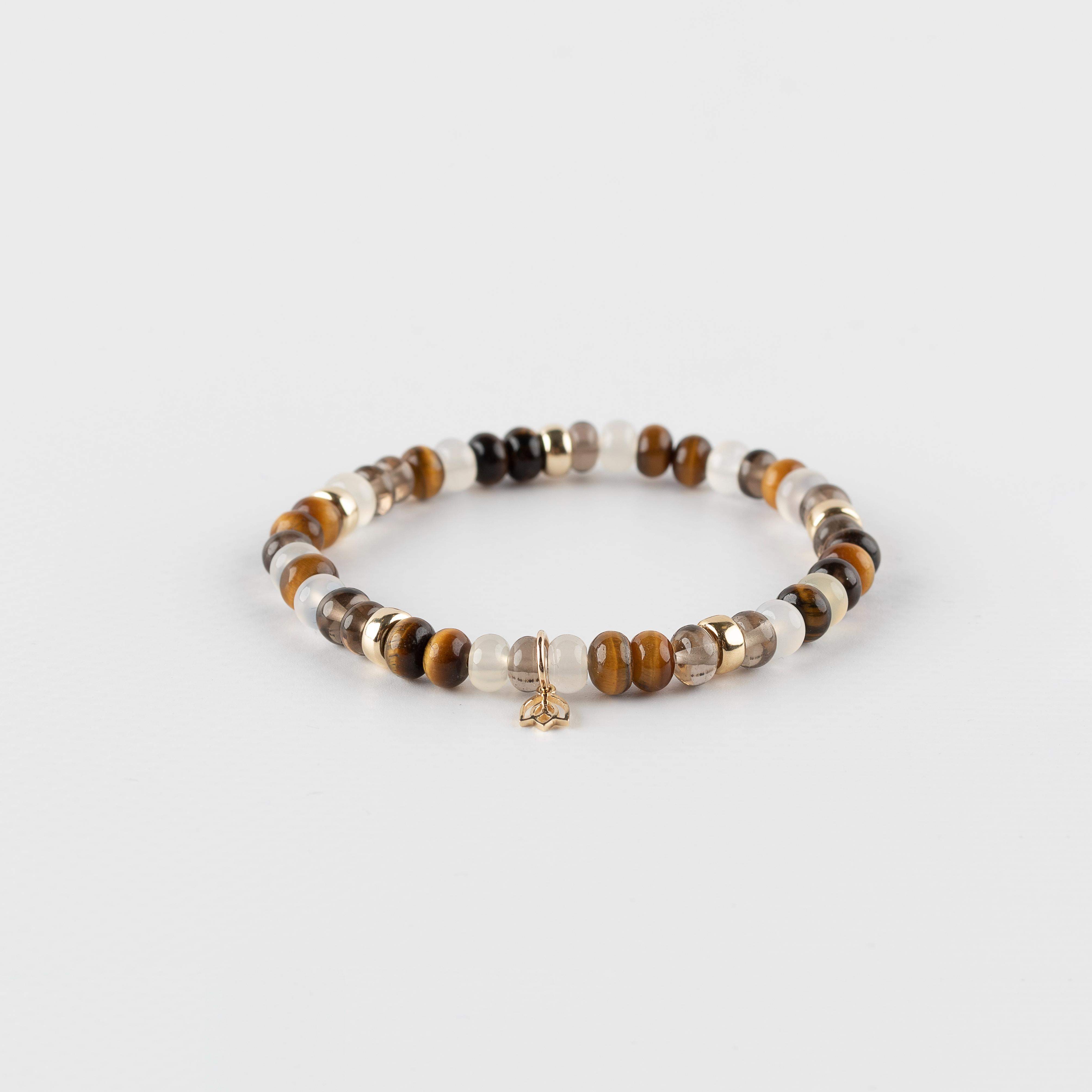 Y&G Edelsteen armband met tiger oog, witte maansteen en tea kwarts.
Edelstenen armband (6x4mm kralen) en Vijf 14 krt gouden beads & tulp logo.