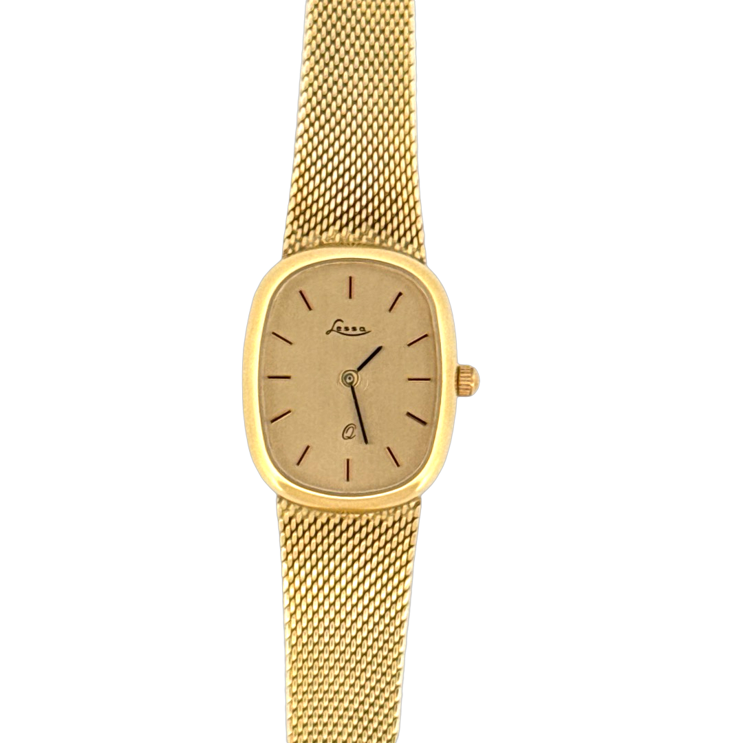 De Lessa Horloge 14krt Geelgoud 1294/139 is een elegant polshorloge met een goudkleurige Milanese mesh band van echt goud. Het heeft een ovaalvormige kast van goud, een saffierglas en analoge quartz uurwerk met Zwitserse precisie. Dit 20mm horloge draag je bij voorkeur bij formele gelegenheden voor een verfijnde uitstraling.