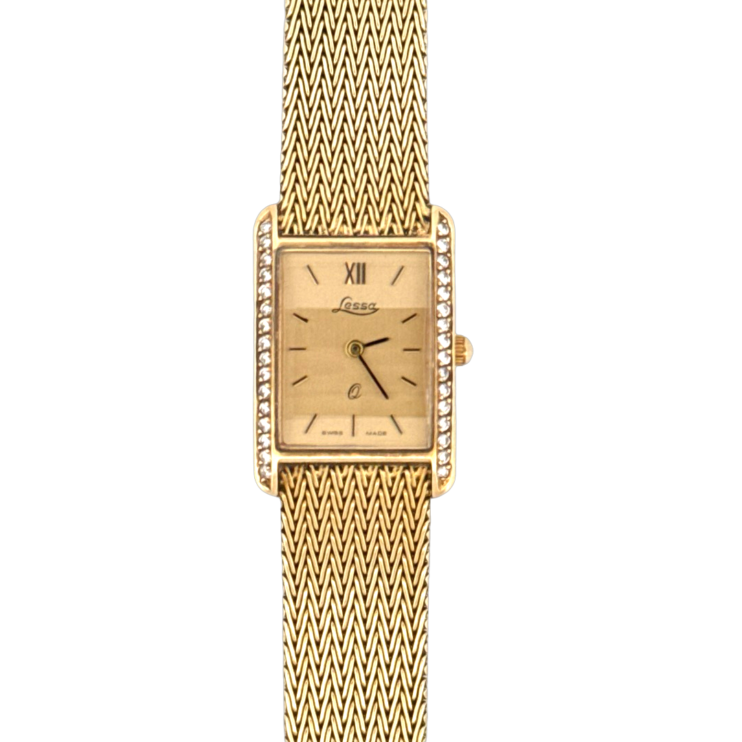 De Lessa Horloge 14krt Geelgoud met Briljanten biedt luxe met zijn gouden Milanese mesh-band en kast bezet met echte diamanten. Deze elegante rechthoekige analoge horloge heeft een Zwitserse quartz-uurwerk en saffierglas. Draag het voor speciale gelegenheden om een verfijnde uitstraling te creëren. Perfect voor wie houdt van tijdloze elegantie zonder datumfunctie.