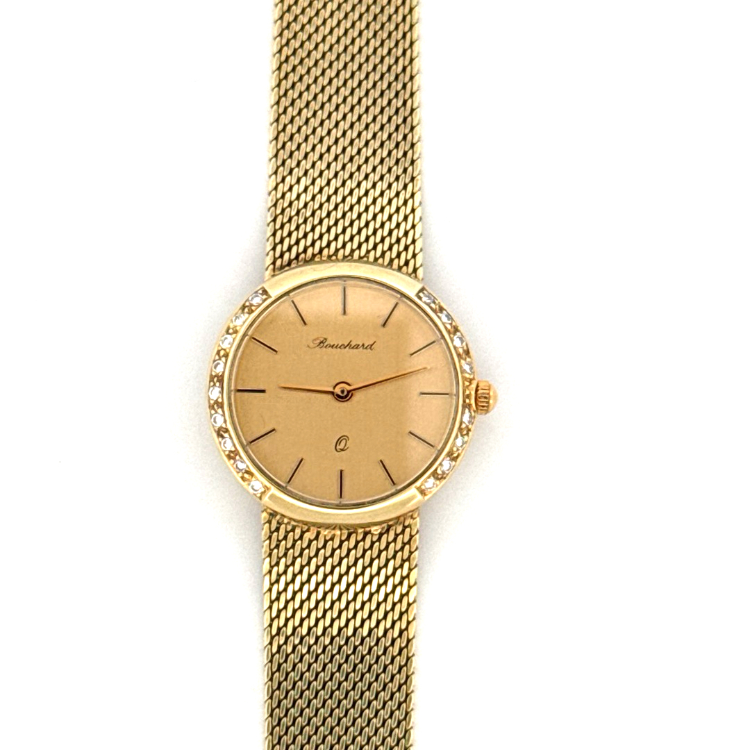 De Bouchard Horloge 14krt Geelgoud met Briljanten 11452-105 is een luxueus polshorloge van 14-karaats geelgoud, versierd met fonkelende briljanten. Dit prachtige accessoire straalt elegantie uit en is perfect voor chique gelegenheden. Draag het om uw pols voor een verfijnde uitstraling die elke outfit compleet maakt. Ideaal voor speciale momenten en dagelijkse glamour.