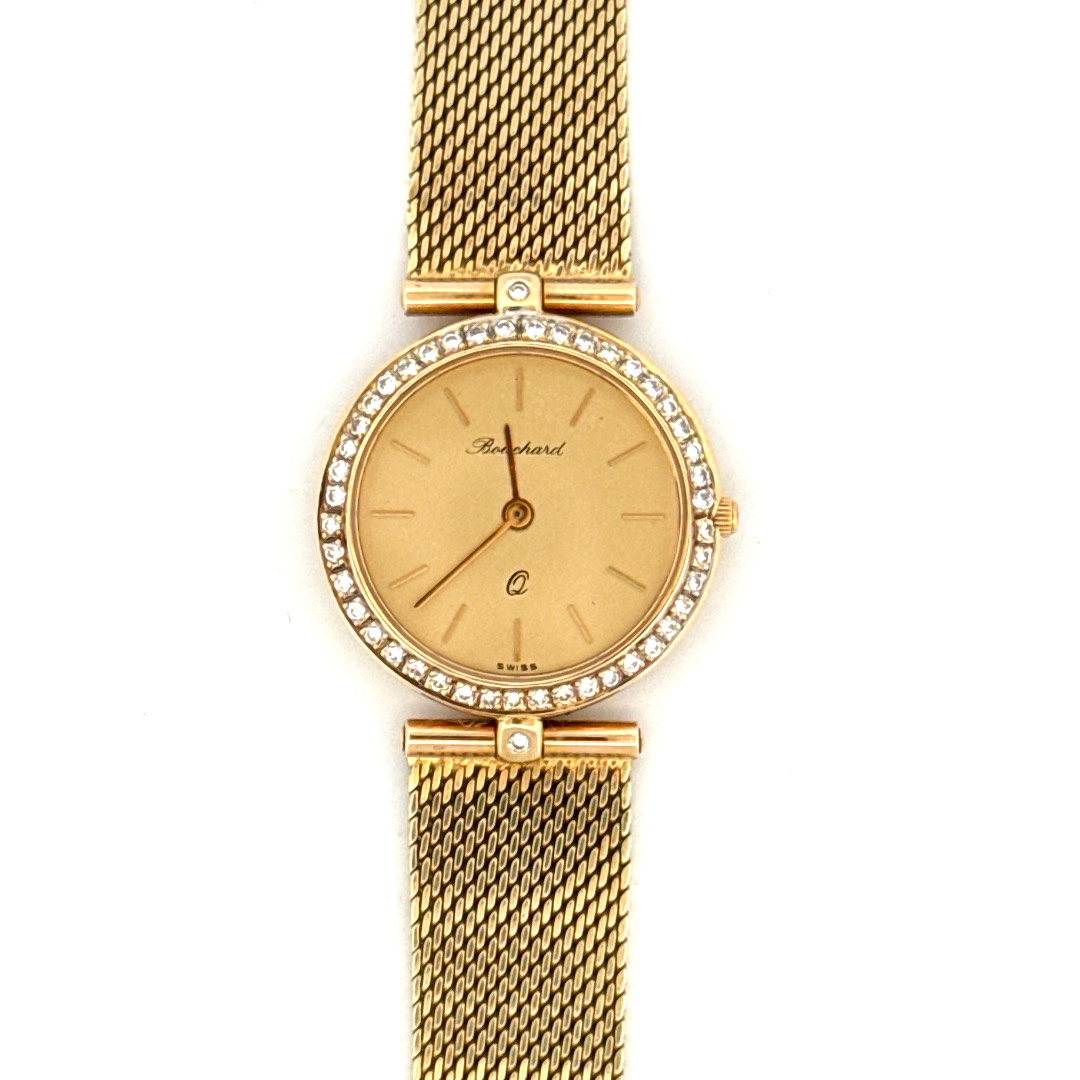 De Bouchard Horloge 14Krt Geelgoud met Briljant is een luxe polshorloge met een 25mm ronde kast van goud en saffierglas. Het heeft een Milanese mesh band van echt goud en analoge wijzerplaat met streepindexen. Deze nieuwe horloge is voorzien van Zwitserse quartz uurwerk met briljanten. Perfect voor formele gelegenheden of stijlvolle dagelijkse looks. Draag het om elegantie en verfijning toe te voegen.