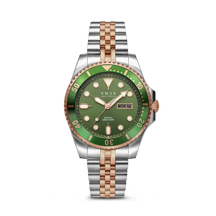 Maak een statement met het VNDX Horloge AMS. LXRY. MR16120-TR-17, een verfijnde combinatie van elegantie en moderne flair. Dit prachtige horloge in rosé zilver met een opvallende groene wijzerplaat is een echte eyecatcher. De hoogwaardige afwerking en het tijdloze design maken dit horloge geschikt voor zowel dagelijkse looks als speciale gelegenheden. Of je nu een zakelijke outfit compleet maakt of je casual stijl een boost geeft, dit horloge voegt altijd een vleugje luxe toe.