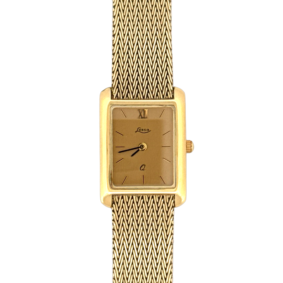 De Lessa Horloge 14krt Geelgoud is een verfijnd polshorloge met een goudkleurige, rechthoekige wijzerplaat en saffierglas. Met een analoge Swiss quartz-beweging, Milanese mesh band van echt goud, is dit horloge elegant voor dagelijks gebruik of speciale gelegenheden. Draag het om uw pols om een vleugje luxe toe te voegen aan elke outfit.