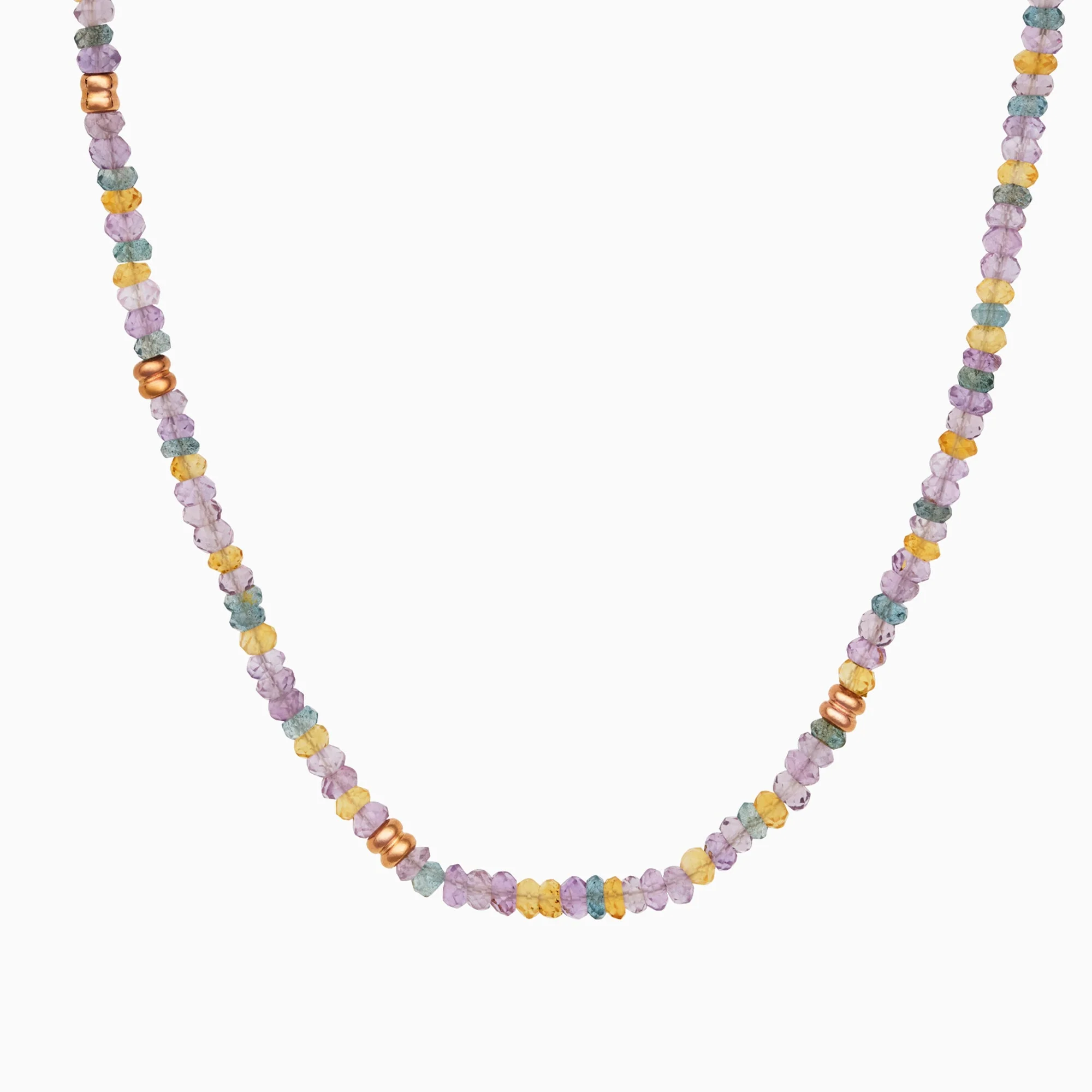 Het collier is gemaakt van 18 karaat roségoud en bevat amethist, aquamarijn en citrien in de afwisselende combinatie. Het is handgemaakt in het atelier van Bron met zorgvuldig geselecteerde edelstenen op kleur en kwaliteit. Het referentienummer is 8CR4417LIGHT.