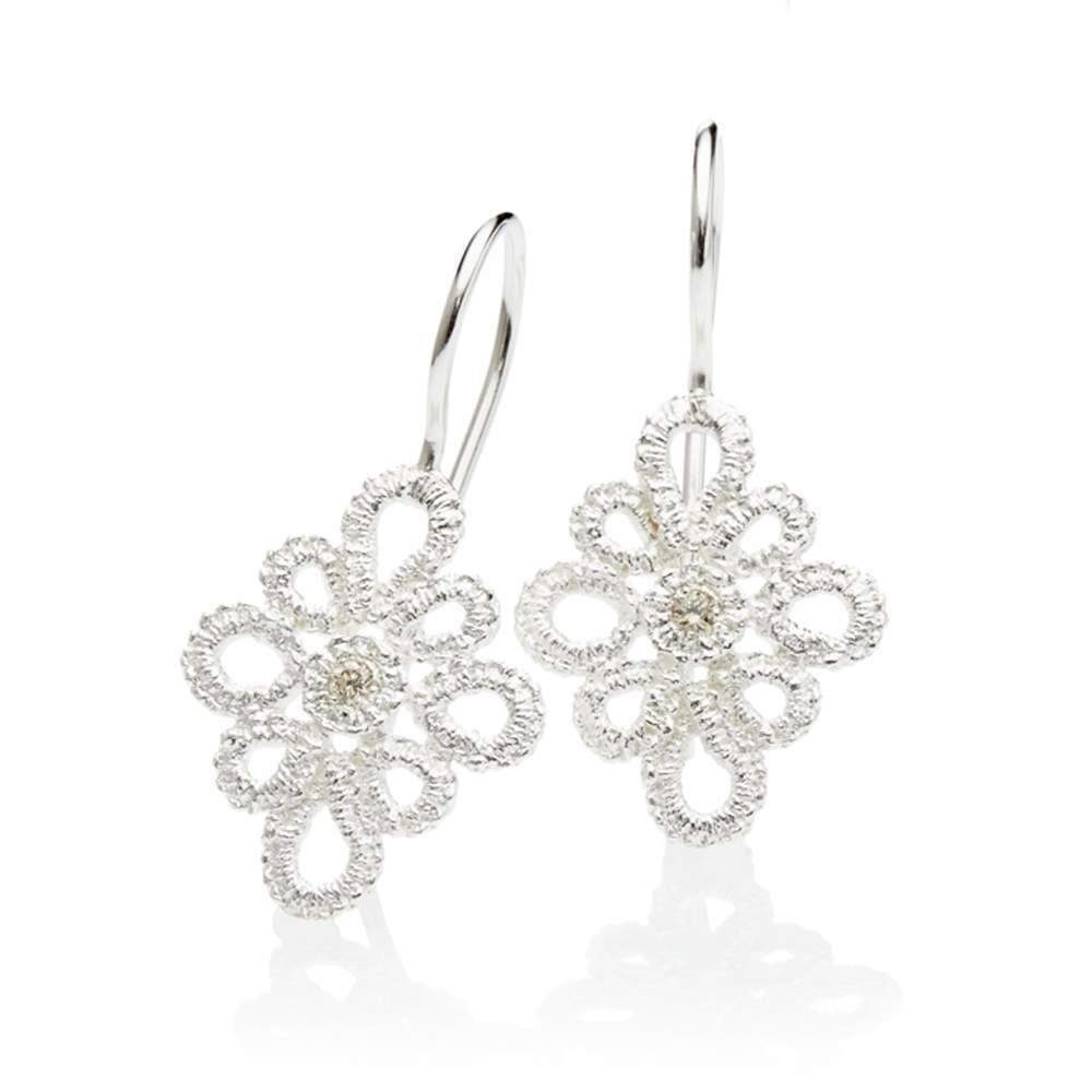 een paar 925/1000zilveren oorhangers van Brigitte Adolph model Miss Medea, waarin 
2 champagne brilliant geslepen diamantjes.