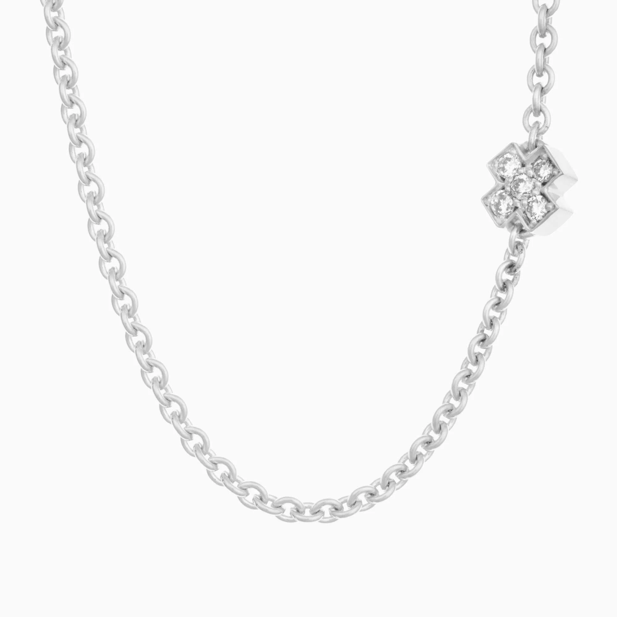Het Joy collier is een sierlijk 18 karaat witgouden sieraad in de vorm van een kusje, bezet met een witte diamant van 0,15 karaat. Het referentienummer is 8CW440145BR.