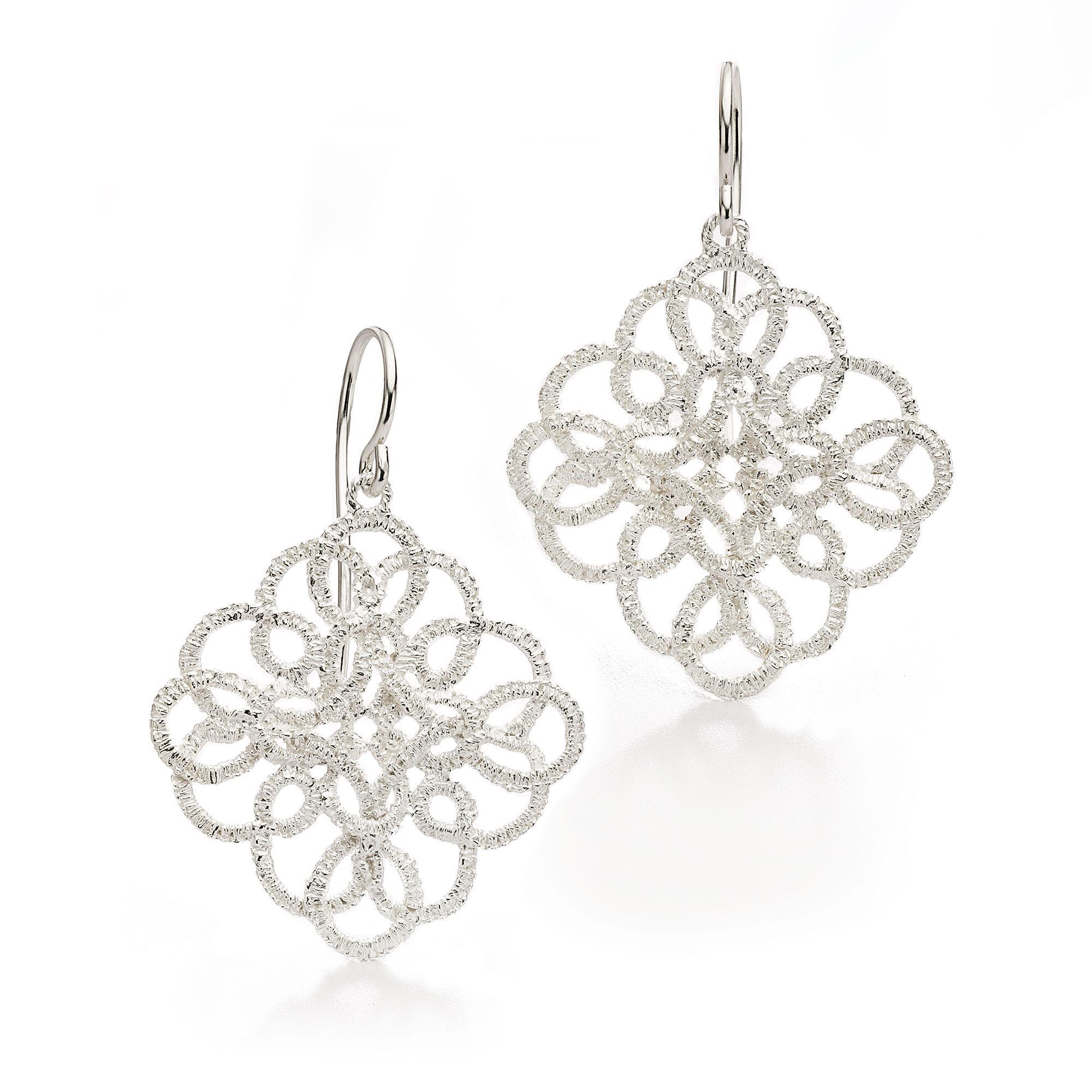 Een paar 925/1000 zilveren oorhangers van Brigitte Adolph model Samarkand.