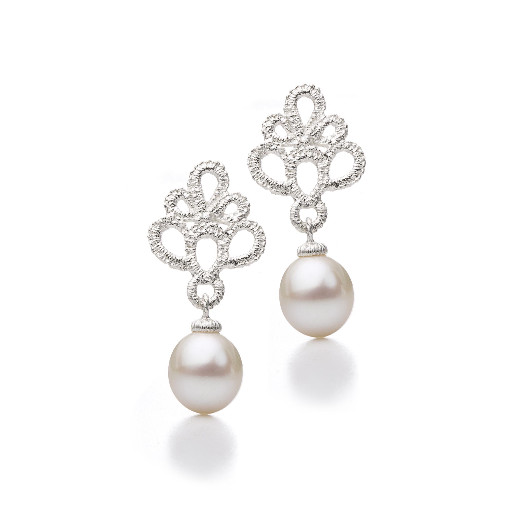 Een paar 925/1000 zilveren oorstekers van Brigitte Adolph model Medea Pearl , waaraan een zoetwaterparel 8-8,5mm