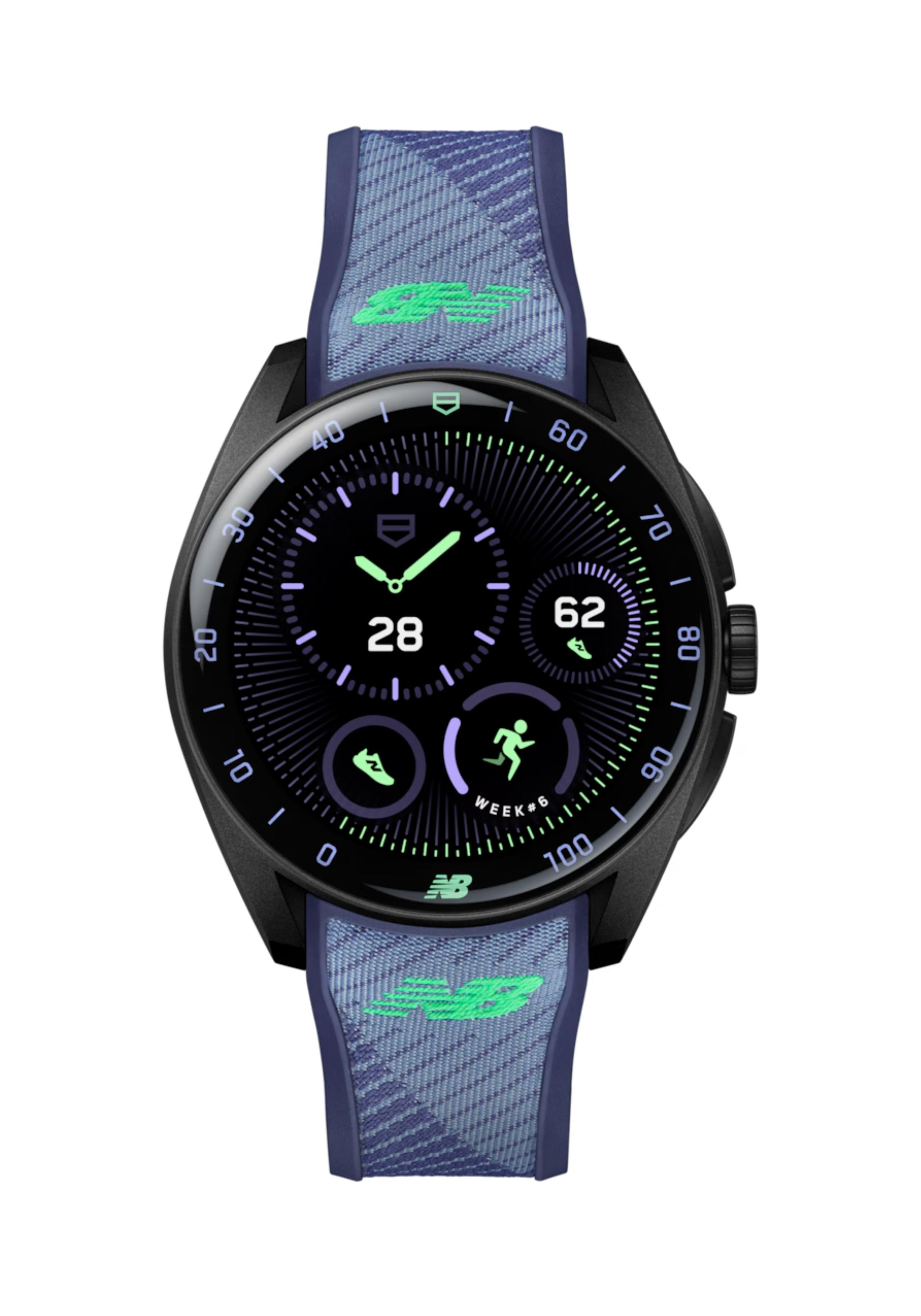 Deze TAG Heuer smartwatch behoort tot de Calibre E5 collectie en is een speciale editie in samenwerking met New Balance.
Referentienummer:

Deze speciale editie samenwerking tussen TAG Heuer en New Balance verenigt twee krachten met een gedeelde passie: menselijke prestaties. Dit 40 mm uurwerk belichaamt een fusie van Zwitserse innovatie en atletische cultuur, ontworpen voor hardlopers en degenen die een prestatiegerichte mindset omarmen.

De 40mm kast is vervaardigd uit lichtgewicht en duurzaam zwart DLC titanium graad 2 met een gezandstraalde afwerking, wat zorgt voor een gedurfde maar comfortabele aanwezigheid om de pols. Een koepelvormig saffierglas beschermt het display, terwijl een speciale New Balance logo-gravure op 6 uur een exclusief design detail toevoegt. De innovatieve bi-materiaal rubberen band is voorzien van een groen geborduurd New Balance logo, een textielinzet geïnspireerd op New Balance schoenen, en een comfortabel kussensysteem voor een verbeterde pasvorm tijdens activiteiten.

Aangedreven door het TAG Heuer OS, een eigen gebruikerservaring en interface die volledig intern is ontwikkeld, integreert deze smartwatch zes hardloopschema's van New Balance, die gepersonaliseerde begeleiding bieden voor hardlopers van alle niveaus. Het biedt ook New Balance wijzerplaten om uw passie voor hardlopen te tonen.

Houd elk aspect van uw prestaties bij met de beste sensoren in zijn klasse, waaronder hartslag, GPS en een hoogtemeter. Houd uw algehele welzijn in de gaten met uitgebreide wellness (slaapregistratie, SpO2-monitoring en hartslagvariabiliteit)*. Geniet van een langere levensduur van de batterij, met maximaal 2 dagen in de energiebesparende modus, en snel opladen voor een snelle powerboost.
*Deze functies zullen later deze winter beschikbaar zijn.