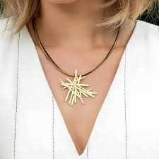 De Hanger verguld Mikado 46180 is een prachtige gouden hanger gemaakt van zilver. Met zijn verfijnde afwerking en tijdloze elegantie is deze hanger de perfecte aanvulling op elke outfit. Draag hem met een eenvoudige ketting om de stralende gouden kleur goed tot zijn recht te laten komen. Ideaal voor zowel dagelijks gebruik als speciale gelegenheden.