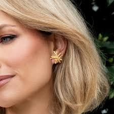 Product 46190, Mikado oorstekers, biedt elegante kenmerken zoals goud- en zilverkleurig verguld zilver, een nikkelvrije samenstelling, en een unieke Mikado-vorm. Perfect als je een subtiele maar verfijnde uitstraling wilt. Draag ze bij zowel formele als informele outfits voor een vleugje klasse zonder al te veel glans. Geschikt voor gevoelige oren.