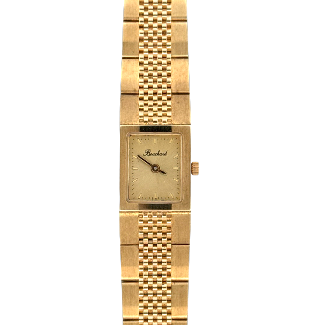 De Bouchard Horloge 14krt Geelgoud 1135308 is een elegante polshorloge met een rechthoekige gouden kast en saffierglas. Het horloge heeft een analoge tijdsaanduiding en een quartz uurwerk met Zwitserse precisie. De gouden wijzerplaat met streepjesindexen maakt het ontwerp compleet. Draag dit luxe horloge bij formele gelegenheden voor een verfijnde en stijlvolle uitstraling.